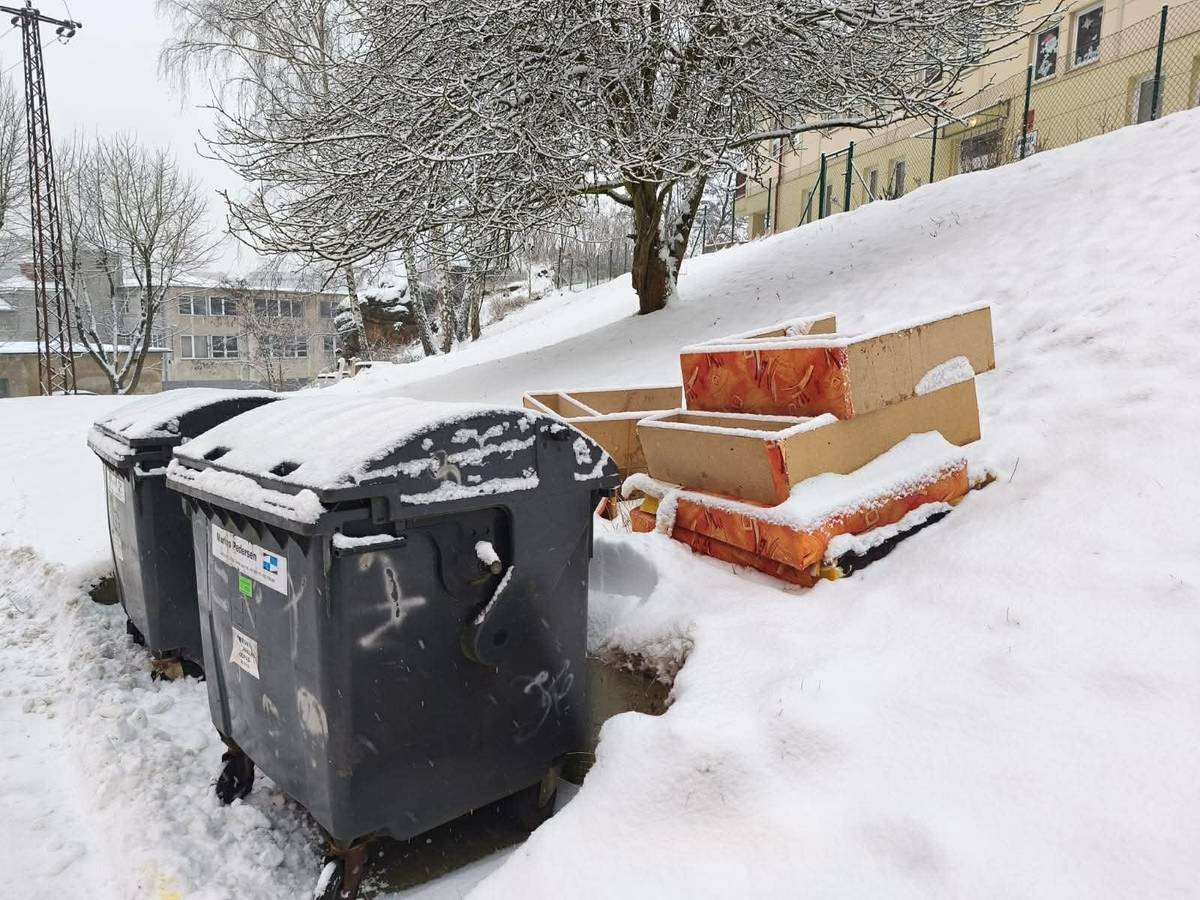 🔴Stop černým skládkám u popelnic! V poslední době se nám množí případy, kdy se u kontejnerů objevuje starý nábytek a jiný velkoobjemový odpad. Rádi bychom připomněli, že odkládání těchto věcí mimo sběrné nádoby je protiprávní a zbytečně hyzdí naše město. 👮Co je dobré vědět: Monitorujeme: Tato místa jsou pod dohledem policie. Pokuty: Za založení černé skládky hrozí pokuta na místě až 10 000 Kč, ve správním řízení dokonce až 50 000 Kč. Náklady: Odklízení tohoto odpadu stojí město (nás všechny) peníze navíc. ♻️ Jak to řešit správně a ZDARMA? Využijte náš sběrný dvůr, kde můžete odpad odevzdat bezplatně v rámci provozní doby. 📍Více informací a otevírací doba: https://www.kamenicky-senov.cz/radnice/odpadove-hosp-a-sberny-dvur/sberny-dvur/ Nemáte odvoz? Pomůžeme vám! 🚚Pokud nemáte možnost odpad do sběrného dvora dopravit sami: Můžete využít placené služby Technických služeb (dle ceníku: https://www.kamenicky-senov.cz/radnice/technicke-sluzby/ ). Pokud potřebujete odpad výjimečně odložit mimo otevírací dobu sběrného dvora, kontaktujte Městskou policii na tel.: 602 603 077. Rádi s vámi situaci vyřešíme a poradíme s dalším postupem. Děkujeme, že udržujete Kamenický Šenov čistý!