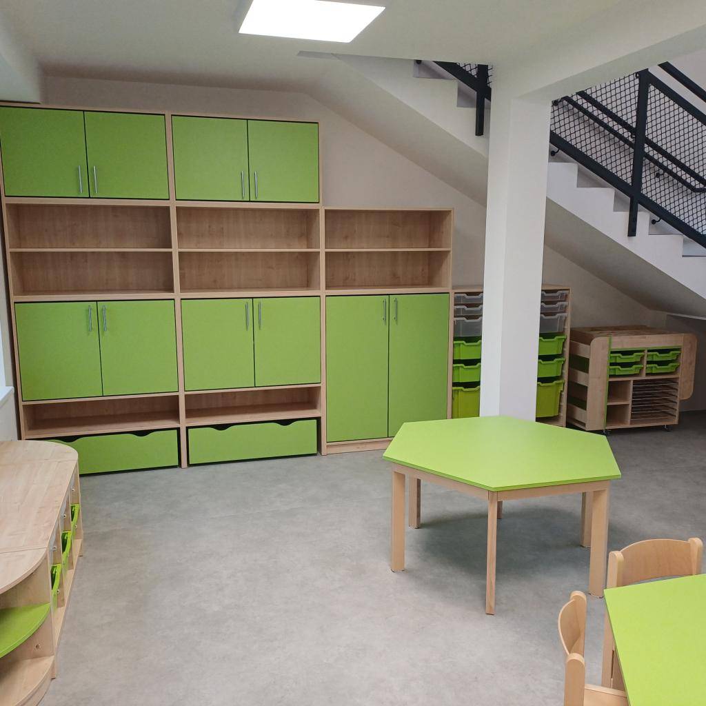 Obec Měnín připravuje otevření dvou nových dětských skupin pro děti ve věku 1,5–6 let, každá bude pro 11 dětí, a hledá 4 pečující osoby a 1 hospodářku. V příloze jsou veškeré důležité informace k výběrovému řízení.