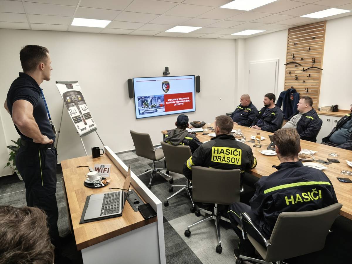 Naší drásovští hasiči byli vyškoleni specialisty ze společnosti OK Aviation a hasiči Letiště Praha v hasebních postupech u letadel, vyprošťování osob a v dalších specifických činnostech spojených se zásahy na letišti.