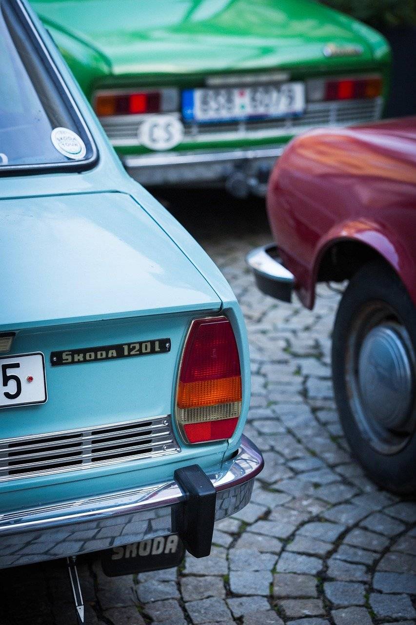 Od roku 2015, kdy proběhla novela zákon č. 56/2001 Sb., o podmínkách provozu vozidel na pozemních komunikacích, který řeší registraci vozidel a vše co k tomu patří, je v § 12 – Vyřazení silničního vozidla z provozu (tzv. depozit), v odstavci 4 uvedeno, že pokud trvá vyřazení vozidla déle než 12 měsíců po sobě jdoucích, je vlastník vozidla povinen oznámit na městském úřadu – registru vozidel, který vyřadil silniční vozidlo z provozu (tam kde jsou uložené značky a ORV) adresu místa, kde je vyřazené silniční vozidlo umístěné a účel jeho dalšího využití. Vlastník vozidla, který toto neučiní, se dopustí přestupku a může mu být uložena pokuta, jak u vlastníků vozidel fyzických osob, tak u právnických či fyzických osob podnikajících, až do výše 50.000 Kč (§ 83 odst. 1 písm. c) nebo § 83a odst. 11 písm. d) výše citovaného zákona). Vyzýváme všechny vlastníky vozidel, kteří uložili registrační značky od vozidel do depozita a mají vozidlo vyřazené z provozu, zkontrolujte si datum vyřazení vozidla a případně se dostavte na městský úřad, odbor dopravy, registr vozidel co nejdříve a dodatečně si splňte svou povinnost. Tím předejdete tomu, že s vámi bude zahájeno správní řízení o uložení pokuty za nesplnění si svých povinností.  Pokud budete potřebovat další informace, můžete kontaktovat zaměstnance registru vozidel na telefonu: 385772285, 385772286, 385772288. Mgr. Lenka Kokešová, odbor dopravy MěÚ Týn nad Vltavou