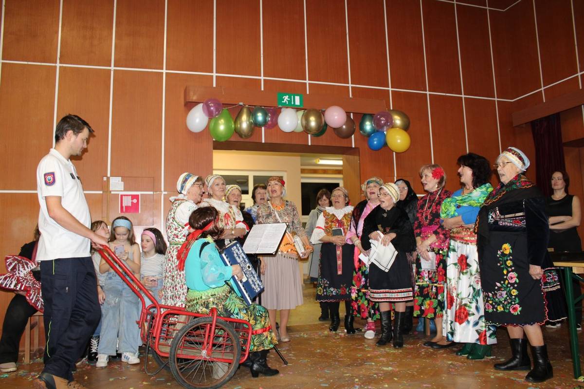 Fašangy v Trávnici sa niesli v duchu masiek, dobrôt tohto obdobia a chutného vínka. Tradíciu utvrdilo Rodičovské združenie, hasiči, FS Trávničanka, Školská jedáleň, Poľovnícke združenie, fotografka a verejnosť zastúpená všetkými generáciami.