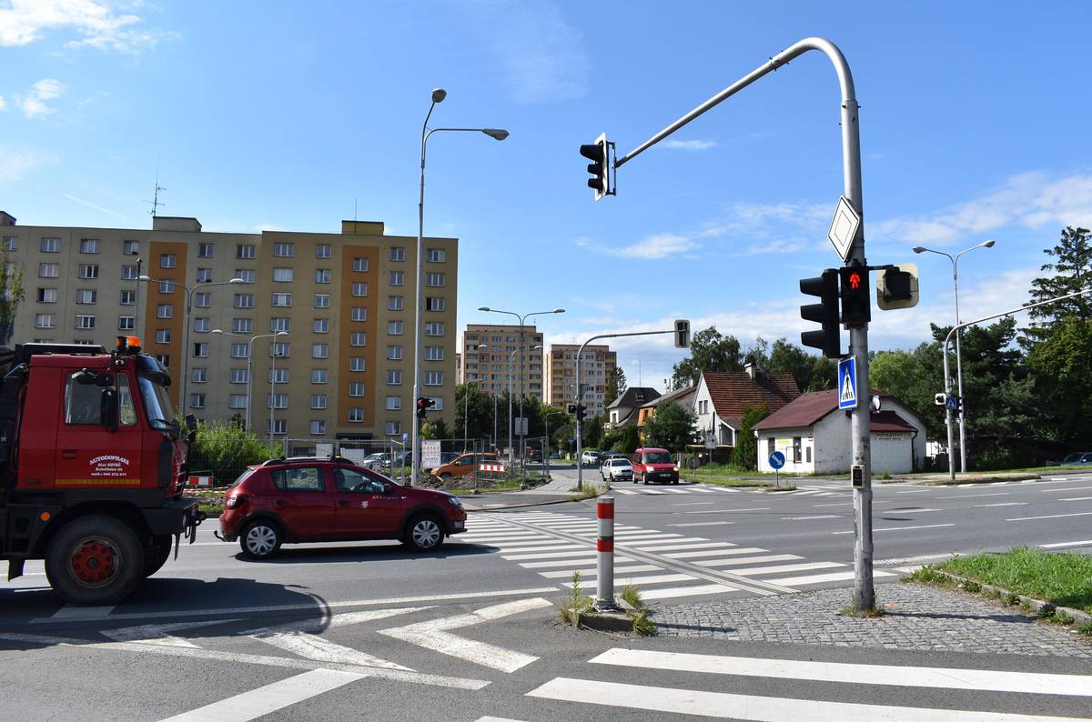 Z důvodu dopravní nehody a následného zničení stožáru SSZ na přechodu pro chodce – ul. Hlavní a Dobrovského (u čerpací stanice Shell) ve Frýdku není v současné době provoz řízen semafory ale pomocí dopravního značení. Odhadovaná doba obnovení řízení provozu na křižovatce semafory je 3 – 4 týdny.