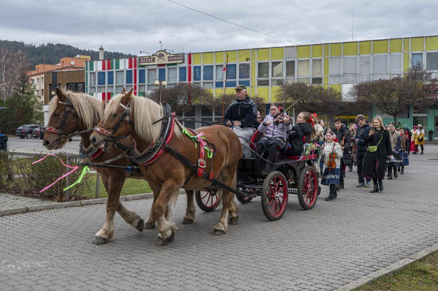 Tohtoročné fašiangy v Púchove pripadli symbolicky na 14. februára 2026 – na Deň svätého Valentína. A tak sa pešou zónou nešírila len tradičná ľudová z...