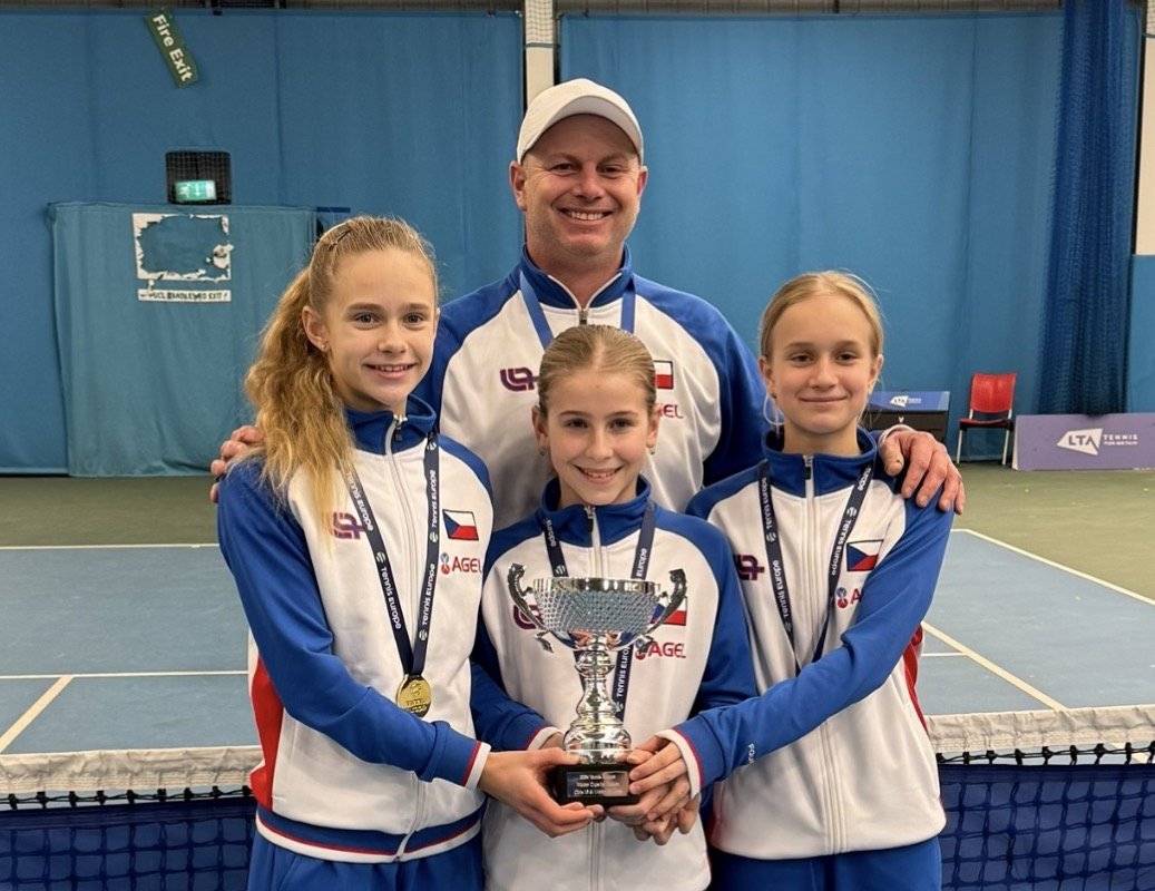 Skvělá zpráva pro naši obec! 🇨🇿🎾 S obrovskou radostí oznamujeme, že české tenistky do 12 let vybojovaly titul mistryň Evropy v halové soutěži Winter Cup! Mezi zlatými hráčkami je i naše rodačka z Března, Ella Burešová. 👏 Je to mimořádný úspěch nejen pro český tenis, ale i pro naši vesnici. Jsme nesmírně hrdí, že tak talentovaná sportovkyně vyrůstá právě u nás. Elle moc gratulujeme a přejeme mnoho dalších vítězství a radosti ze sportu! ♥️ Více informací o tomto fantastickém úspěchu najdete zde: https://www.cztenis.cz/clanek/winter-cup-do-12-let-divky-zlate-chlapci-treti Děkujeme za skvělou reprezentaci naší obce i celé České republiky! 💙🤍❤️