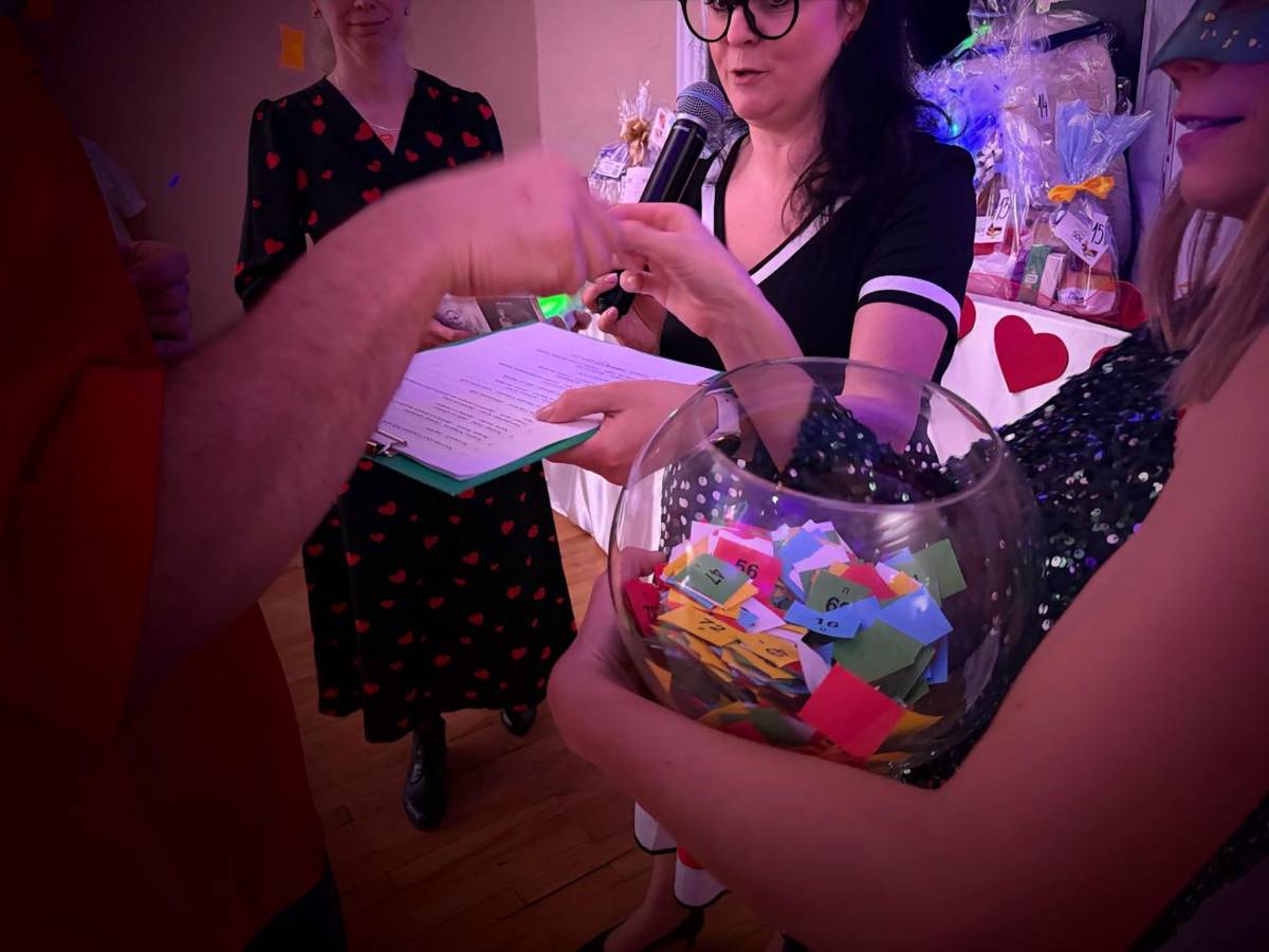 Uplynulú sobotu sa obec Závažná Poruba niesla v znamení hudby, masiek a dobrej nálady. Fašiangová zábava s témou „Láska v maske“, ktorá sa konala symbolicky na sviatok svätého Valentína, spojila rodičov, priateľov školy aj obyvateľov obce a priniesla príjemný večer plný zábavy a spoločných stretnutí