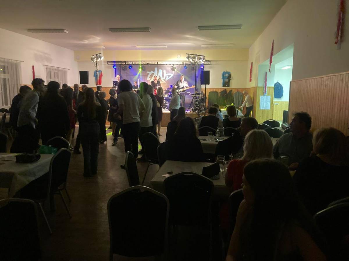 Po roce Chmelná opět ožila již poněkolikáté hasičským bálem. Večer plný hudby, slavnostních okamžiků i přátelských setkání potvrdil, že tato událost patří mezi oblíbené společenské akce v obci.