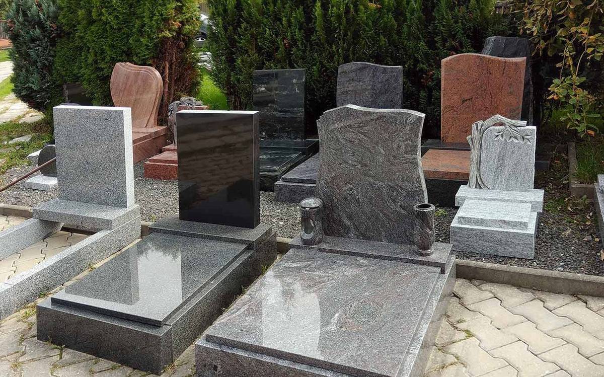 Kamenictví PIETRA nabízí možnost objednávky na veškeré kamenické práce se zimní slevou až 30 %.  Firma nabízí: -návrh, výrobu a montáž nových pomníků, -renovaci stávajících pomníků, -sekání a obnovu nápisů, -prodej a montáž náhrobních doplňků.  Poradit, popřípadě objednat, si můžete za každého počasí v pátek 20.2.2026 od 9.00 do 9.30hod. na místním hřbitově nebo na tel.:777 54 53 51.