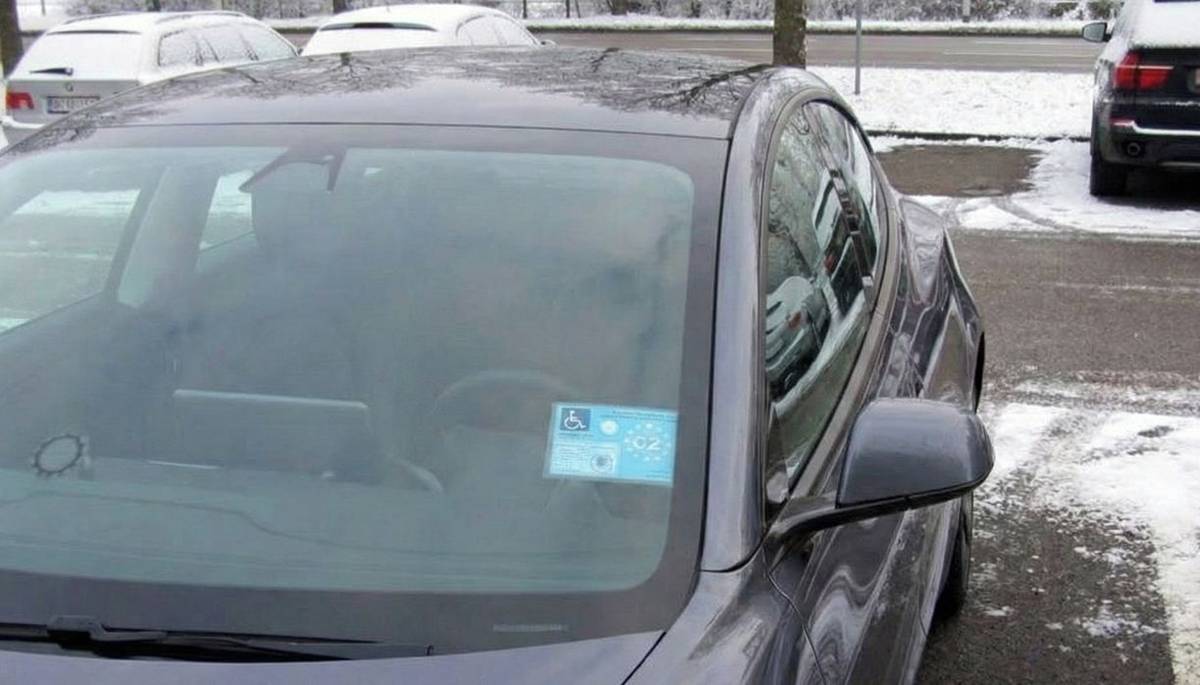 Zlín - Lednové zavedení monitorovacího vozidla Technických služeb Zlín vyvolalo zvýšený zájem veřejnosti o pravidla parkování. Nejčastější dotazy směřují k režimu pro držitele průkazů ZTP a ZTP/P. „Každá změna systému přináší první vlnu otázek. Je to přirozené. Naším cílem není nikoho trestat, ale nastavit jasná a dlouhodobě udržitelná pravidla,“ říká Jakub Černoch, ředitel Technických služeb Zlín.