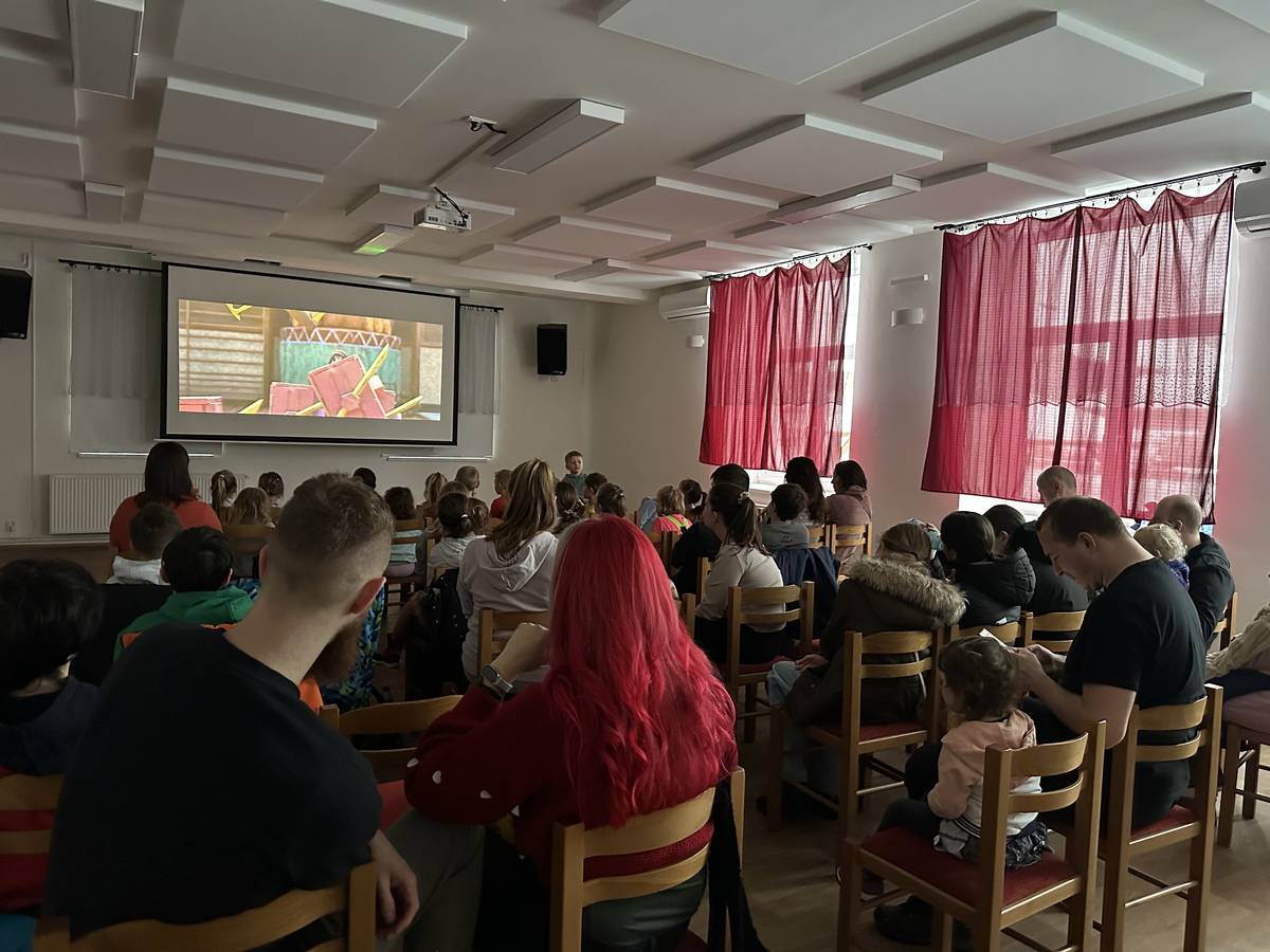 V neděli se v budově bývalé školy konalo kino pro děti. Promítala se pohádka Ušák Chicky 2: Tajemství sviště, která vykouzlila úsměvy na tvářích malých diváků. Velmi nás potěšil velký zájem – sál byl zcela zaplněn a panovala skvělá atmosféra. Velké poděkování patří také TJ Sokol Vojkovice za zajištění malého občerstvení pro děti 🍭.  Děkujeme všem za účast a těšíme se na další společná setkání! 🍿