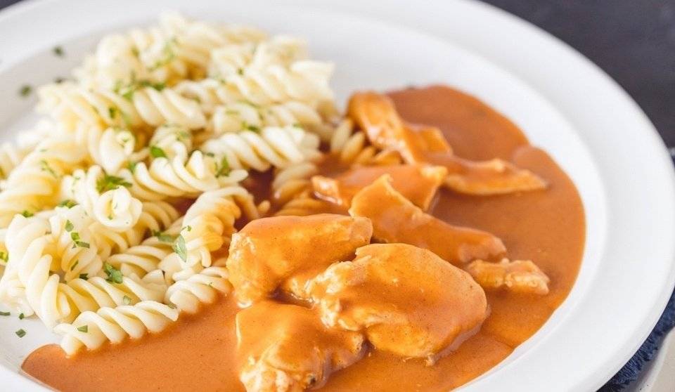 Jídelní lístek od 23. – 27. 2. 2026 pondělí: polévka – cibulová I Butter chicken (indické máslové kuře), rýže (1,7) II Vepřové kostky na kmíně, těstoviny (1,3,7) III Fazole na kyselo, opečený klobás, chléb (1)   úterý: polévka – květáková (1) I Smažený kuřecí řízek, brambory, tatarka (1,3,7) II Hovězí guláš, knedlík (1,3,7) III Jablkový závin (1,3,7)   středa: polévka – vývar s rýží a hráškem (1) I Vepřová panenka s pepřovou omáčkou a tarhoní (1,3,7) II Kuřecí směs s bramborem (1,7) III Šopský salát s balkánským sýrem, pečivo (1,3,7)   čtvrtek: polévka – hrstková (1) I Svíčková na smetaně, knedlík (1,3,7) II Kuřecí kousky s houbovou omáčkou, gnocci (1,3,7) III Pohankové rizoto se sýrem, salát (1)   pátek: polévka – gulášová (1) I Dukátové buchtičky s vanilkovým krémem (1,3,7) II Moravský vrabec, zelí, knedlík (1,3,7) III Smažený hermelín v sezamovém kabátku, brambor, tatarka (1,3,7,11)   Jídelní lístek 2. – 6. 3. 2026 pondělí: polévka – zeleninová krémová (1,3) I Cikánská pečeně, těstoviny (1,3,7) II Kuřecí steak s mozzarelou a rajčaty, rýže (1,7) III Uzená krkovička, kapusta se slaninou, chléb (1)   úterý: polévka – houbová s bramborem (1,7) I Debrecínská pečeně, knedlík (1,3,7) II Smažený vepřový řízek v láku, brambor, tatarka (1,3,7) III Honzovy buchty s povidly (1,3,7)   středa: polévka – vývar s masem těstovinou (1,3) I Záhorácký závitek, brambor (1) II Šumajstr, okurek (1) III Bramborový guláš s klobásou, chléb (1)   čtvrtek:polévka – česnečka (1,7) I Pikantní kuřecí stehýnka, rýže, okurek (1,7) II Zapečené těstoviny se špenátem a nivou, salát (1,3,7) III Pestrý zeleninový salát s hermelínem, dip, pečivo (1,3,7)   pátek: polévka – dršťková (1) I Kynuté knedlíky s ovocnou omáčkou sypané tvarohem (1,3,7) II Tortilla s kuřecím masem a žampióny se sýrem, salát (1,3,7) III Vepřová líčka na víně, bramborová kaše (1,3,7)   Smluvní ceny!