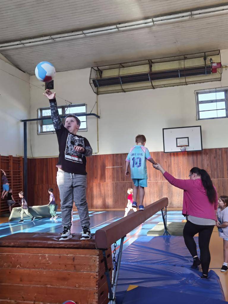 Když nám počasí nepřeje pro venkovní aktivity, přesouváme se do tělocvičny, kde trénujeme různé sportovní disciplíny a rozvíjíme svou obratnost, rychlost i vytrvalost. Překážková dráha inspirovaná soutěží Bludiště prověřila házení na cíl i odvahu sportovců při překonávání kladiny.