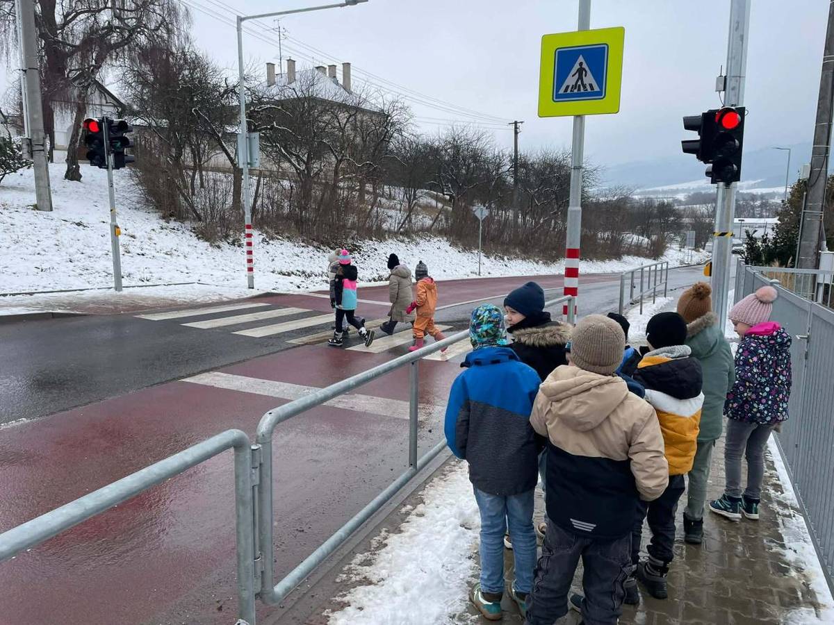 Vážení rodiče,  od dnešního dne je semafor v provozu. Žáci prvního stupně byli prakticky proškoleni vyučujícími, žáci druhého stupně byli poučeni. Věříme, že při správném užívání bude zajištěna větší bezpečnost pohybu přes hlavní komunikaci.  Vedení školy