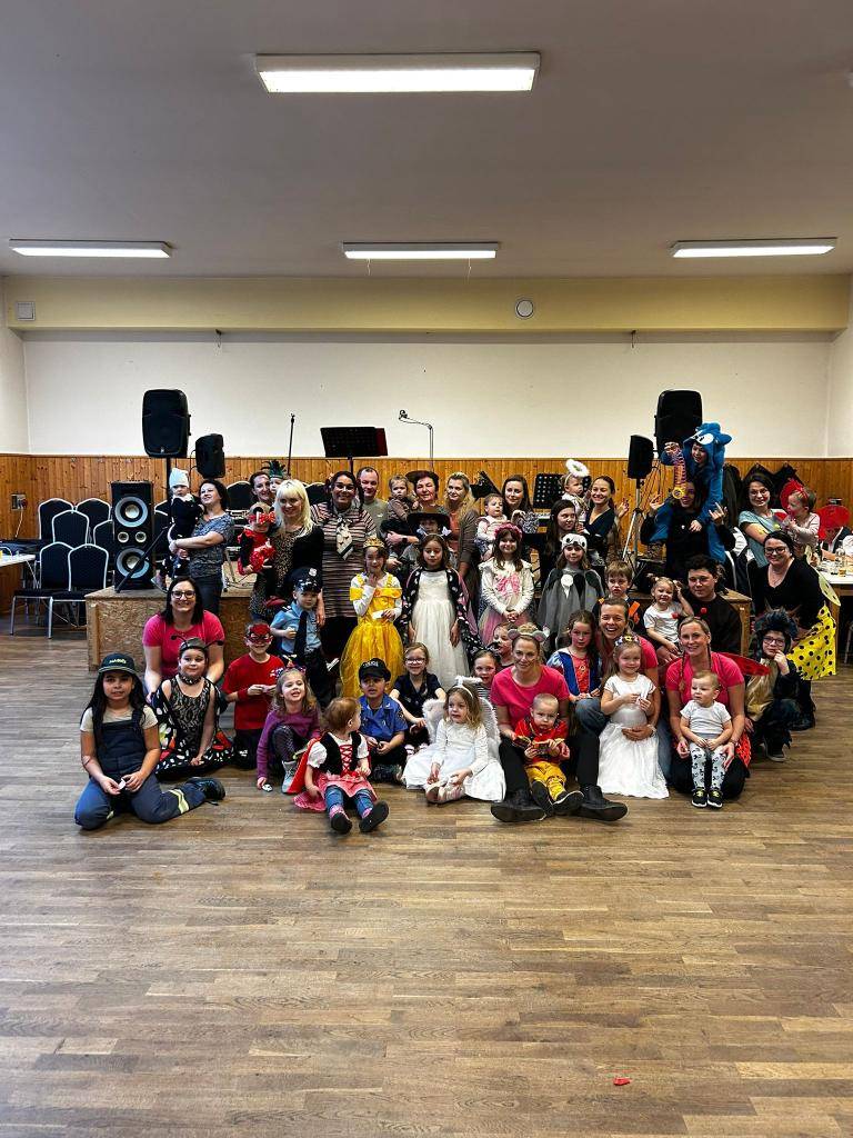 Tradičně první únorovou neděli ožil kulturní dům „U Pitráků“ ve Chmelné dětským smíchem a pestrými maskami při hudbě s kapelou Chmelařinka.