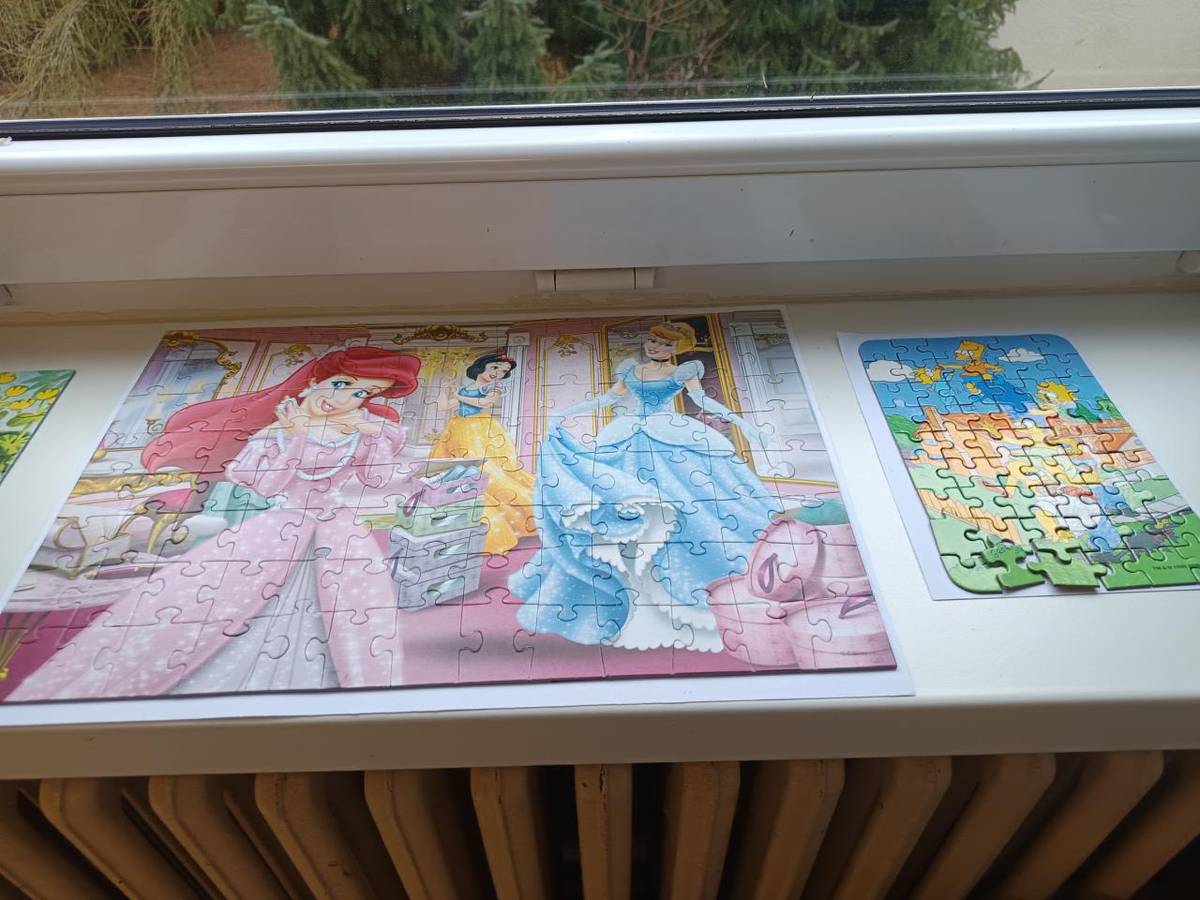 Děti ve školní družině si s radostí hravě poradily s několika obtížnými puzzlemi.Chválím!