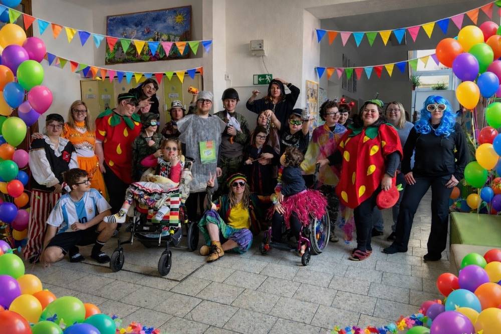 Na naší škole proběhl karneval, který si žáci užili v různých maskách. Během akce soutěžili a tancovali, což přispělo k radostné atmosféře.