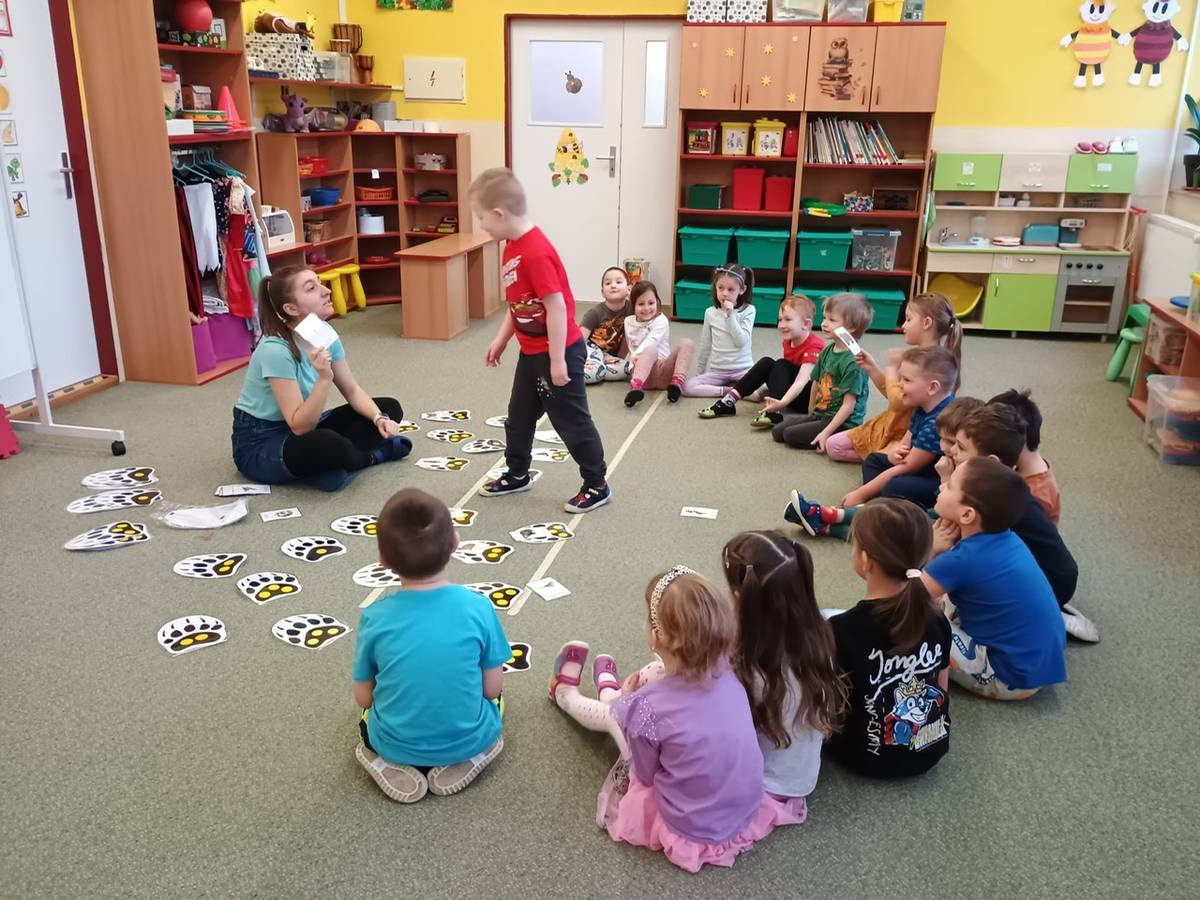 Veličky ví, co patří do krmelce.