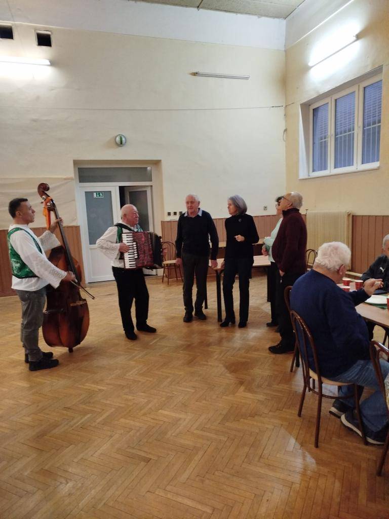 Začiatkom februára zvončianskí seniori pri tónoch ľudovej hudby a fašiangových špecialitách spoločne oslávili fašiangy. Súčasťou podujatia bola aj beseda s pani starostkou JUDr. Zuzanou Nebylovou.