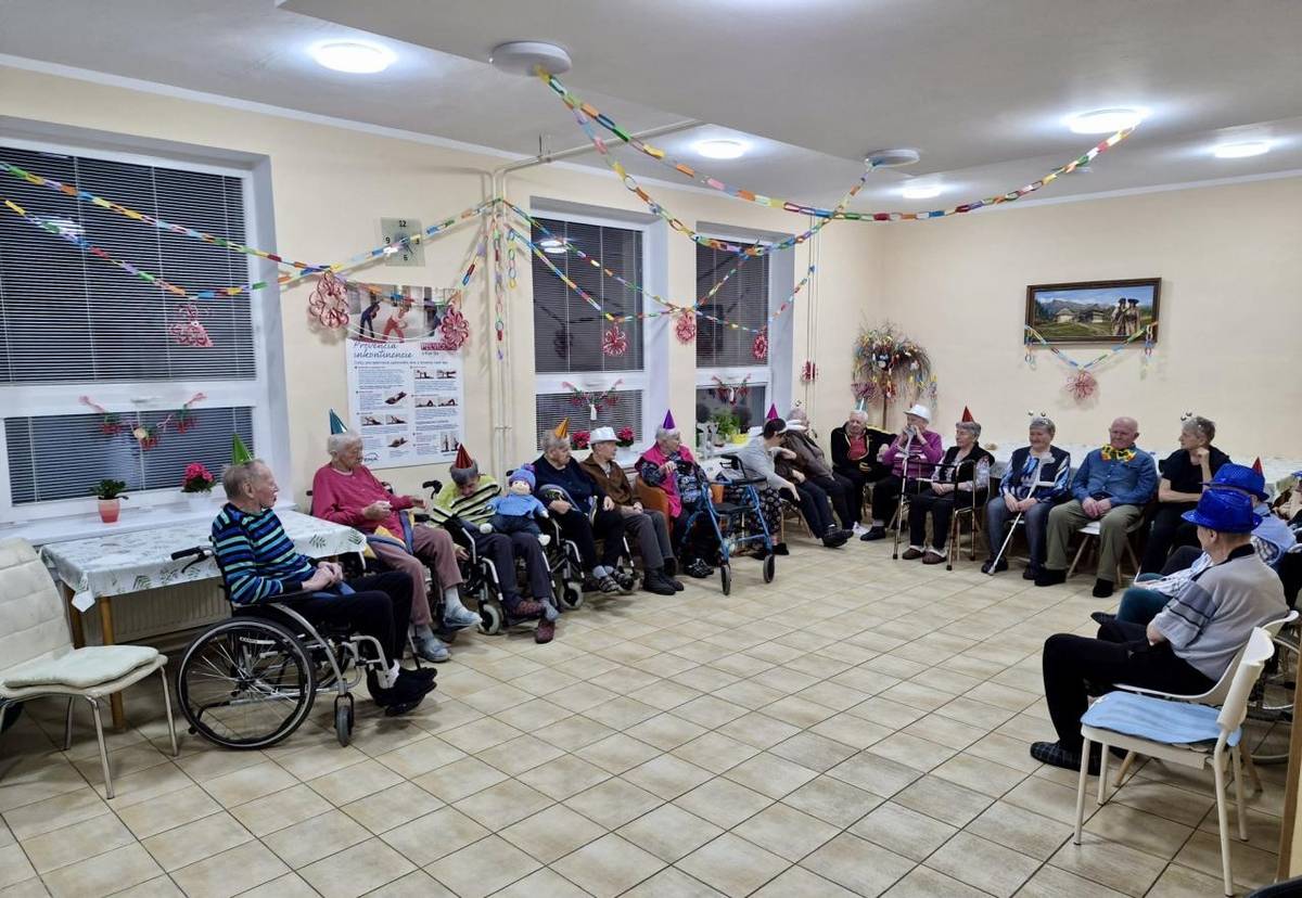 Spoločne sme si užili veselé Fašiangy s Poludnicou, ktoré priniesli veľa smiechu, spevu a dobrej nálady. Naši seniori sa aktívne zapojili do prípravy výzdoby, ktorá bola veľmi pekná a zaslúžene pochválená.