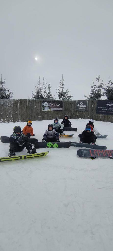 Ubytovaní jsme v centru obce Petříkov. Zde máme zázemí pro večerní programy, společné snídaně i bezpečné uložení výstroje. Každé ráno vyrážíme autobusem do nedalekého skiareálu Branná, kde probíhají lyžařské a snowboardové lekce rozdělené podle úrovně žáků.