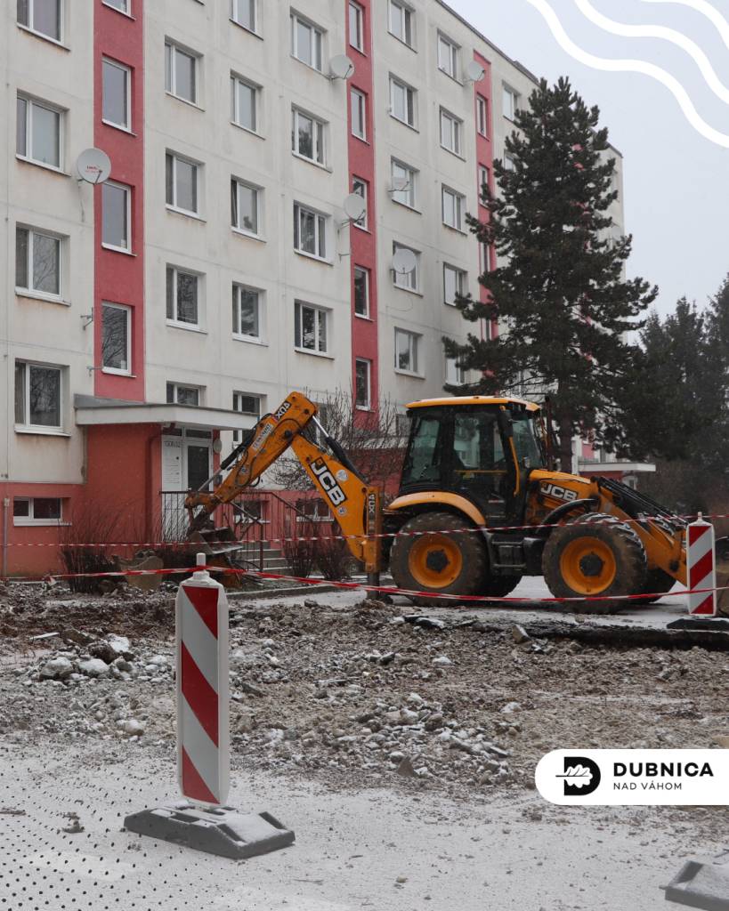 V lokalite Centrum I, konkrétne na Kollárovej ulici v okolí bytového domu č. 1308 aktuálne prebiehajú stavebné úpravy, ktorých cieľom je zlepšiť organizáciu dopravy, zvýšiť počet parkovacích miest a skvalitniť verejný priestor. Ich dokončenie je predpokladané koncom mesiaca marec 2026.