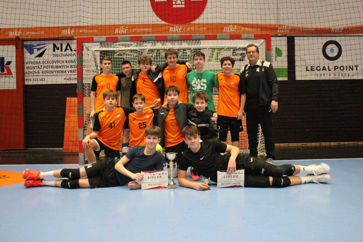 Mladí hádzanári z Piešťan opäť potvrdili svoju kvalitu. Starší žiaci klubu MHK Piešťany úspešne reprezentovali mesto na 2. kole Česko-slovensko-poľskej ligy (ČSPL), ktoré sa konalo v Považskej Bystrici.