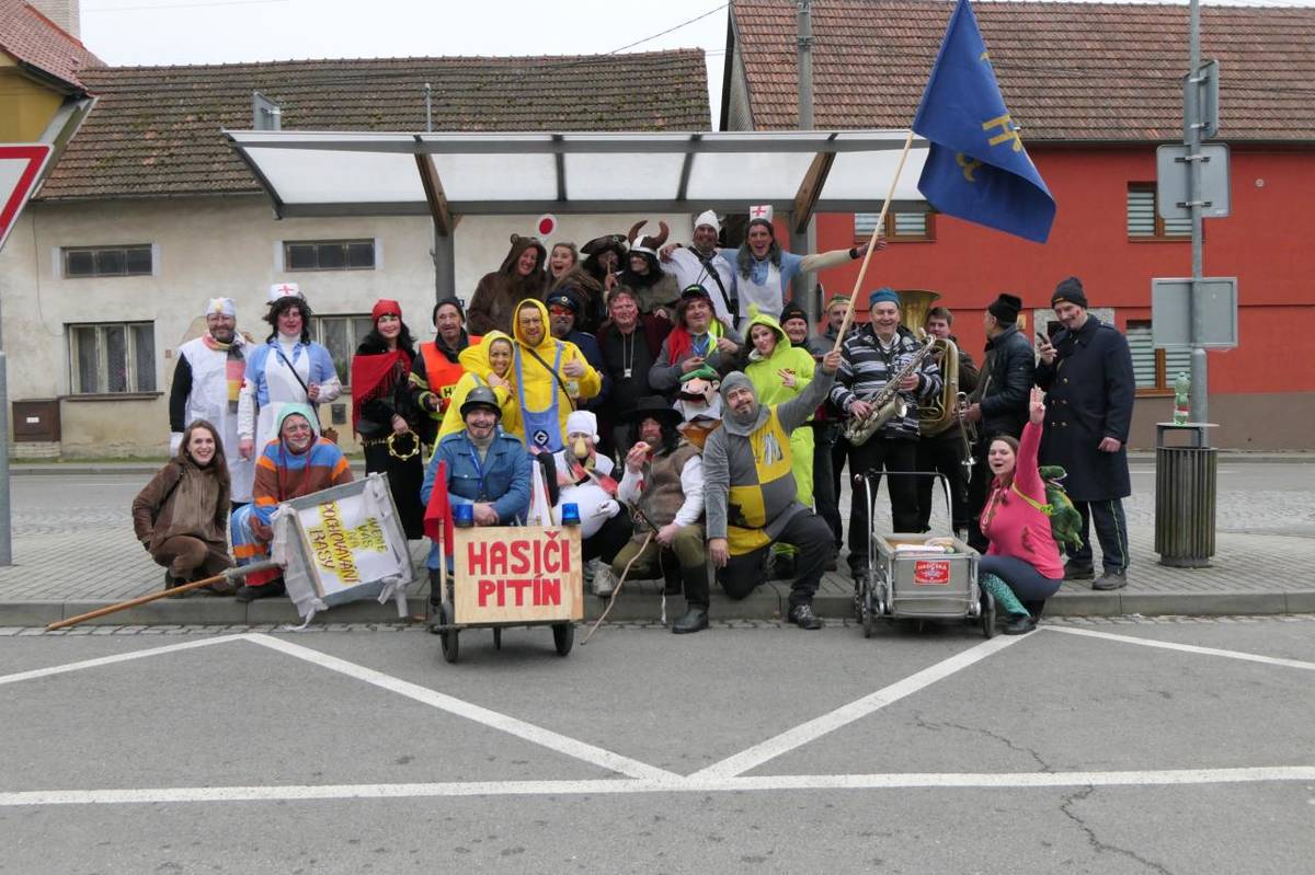 OHLÉDNUTÍ ZA FAŠANKEM   Fašankový den je plný setkání, zábavy a společných zážitků a díky moc SDH Pitín za skvělou organizaci od fašankového průvodu až po pochovávání basy.  Poprvé máme i závěrečnou fotku po průvodu a je obdivuhodný počet, který dorazil až do cíle.