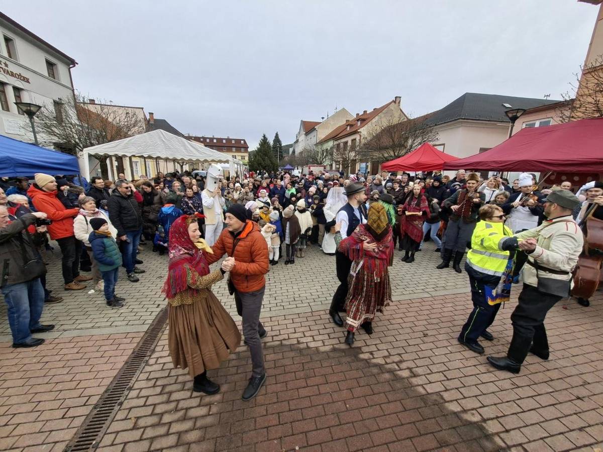 Súčasťou bol aj sprievod v maskách či škola tanca.