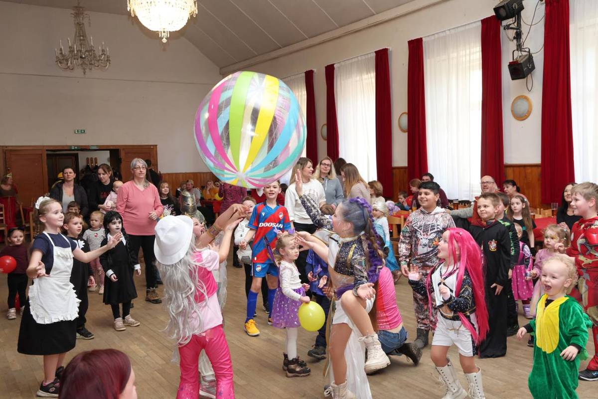 V neděli 15. února se v Kulturním domě ve Žluticích uskutečnil Karneval s Milanem Mudrochem, oblíbeným bavičem dětí, který se postaral o pestrý a veselý program.  Kulturní dům byl tentokrát zaplněný opravdu do posledního místečka!