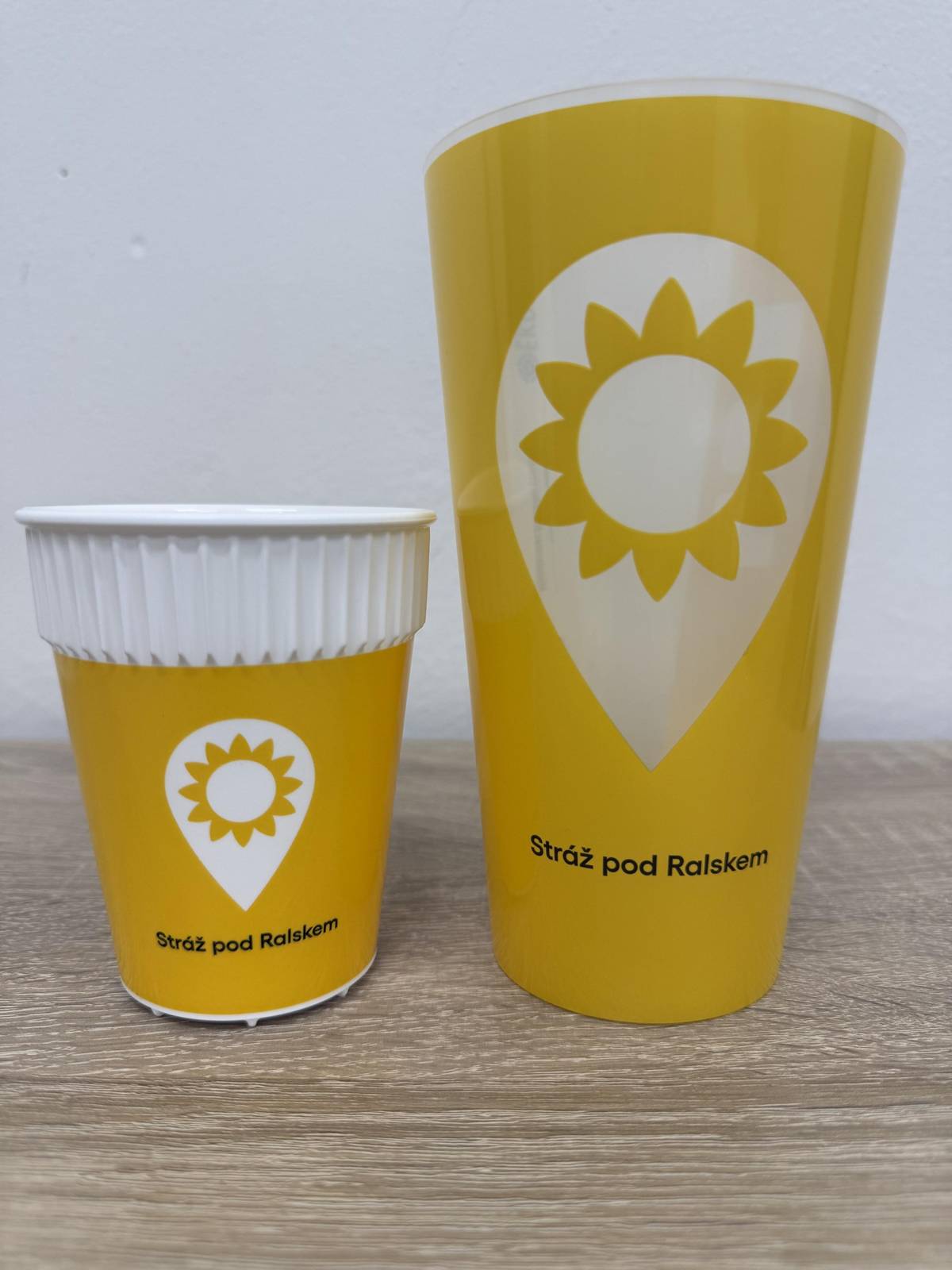 Díky zapojení města do Svazku obcí EKOD a společné žádosti o dotaci jsme získali 11 000 vratných kelímků – 9 000 kusů o objemu 0,5 l a 2 000 kusů o objemu 0,2 l. Kelímky budeme používat na všech venkovních akcích města a místní spolky je mohou zapůjčit pro své akce. Cílem je snížit množství jednorázového odpadu a ulevit přírodě při pořádání kulturních a společenských akcí. 🌍