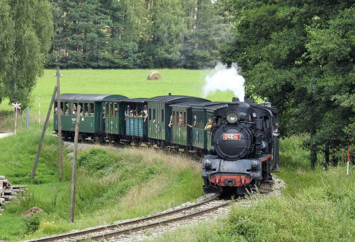 Dobrá zpráva pro výletníky i rodiny s dětmi. Úzkorozchodná trať mezi Jindřichovým Hradcem a Obrataní znovu ožije turistickými vlaky. Kraj Vysočina se s novým dopravcem Gepard Express domlouvá na pravidelném provozu – od jara do podzimu o víkendech, v létě každý den. Pokud vše půjde podle plánu, první letošní cestující se svezou už o Velikonocích. Denně by mohly jezdit až tři páry vlaků. Návrat vlaků potěší nejen milovníky železnice, ale i všechny, kdo hledají hezký výlet. Očekává se, že turistické spoje přivedou do regionu více návštěvníků a podpoří místní služby i podnikání. Tip na další výlet: na Vysočině jezdí výletní vlaky také na trati Moravské Budějovice – Jemnice. Zhruba 21 km dlouhý úsek ožívá o víkendech a při zvláštních akcích od jara do podzimu a patří mezi oblíbené cíle rodinných výletů.