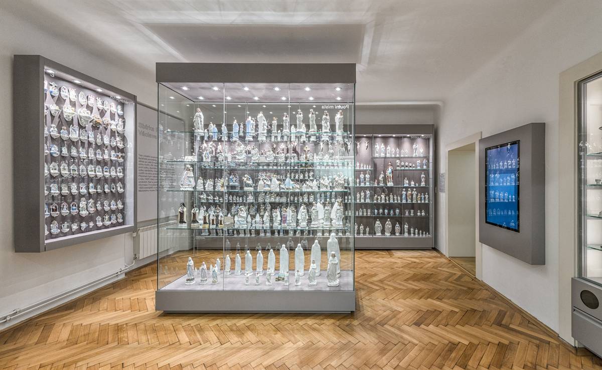 Je nám velkým potěšením rozšířit informaci, že byla našemu muzeu VĚNOVÁNA SBÍRKA PORCELÁNU VÁCLAVA PETIRY. Darování takto rozsáhlé a cenné sbírky porcelánových figur, která čítá na 1600 předmětů zhotovených v žacléřské porcelánce do roku 1945, je mimořádným počinem. Tohoto velkorysého mecenášského kroku si nesmírně vážíme a je pro nás zároveň velkým závazkem. Sbírku vystavujeme v našem muzeu v samostatné expozici od roku 2018. Na přípravě expozice se v počátcích podílel majitel sbírky pan Václav Petira. Během příprav bohužel zesnul. Počátky jeho sbírky sahají do 60. let 20. st., kdy začínal s několika soškami. Jeho hluboký zájem a bezbřehé nadšení pro každý přírůstek a objev ze žacléřské porcelánky vyústil v rozsáhlý soubor dosahující již zmíněného počtu 1600 ks. Dle přání manželky pana Petiry ponese sbírka jeho jméno trvale.   Sbírku si můžete prohlédnout v naší stálé expozici, pro zájemce pořádáme komentované prohlídky spojené s ukázkou odlévání porcelánu.   Městské muzeum Žacléř