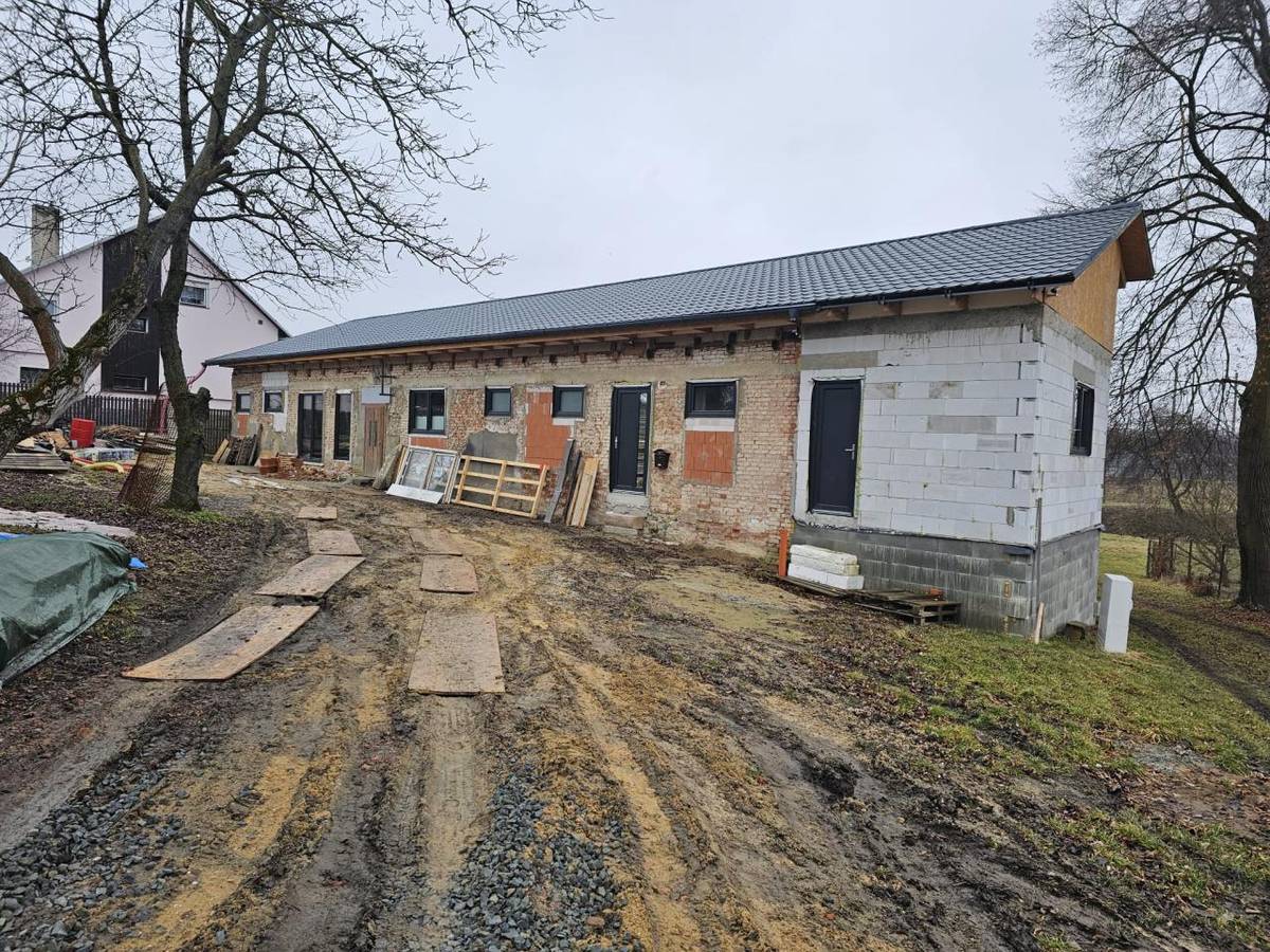 Ani v zimě soukromí stavebnici nezahálí.  Generální opravou prochází bývalé Vilošovo, nově se začíná stavět na Orságové zahradě.