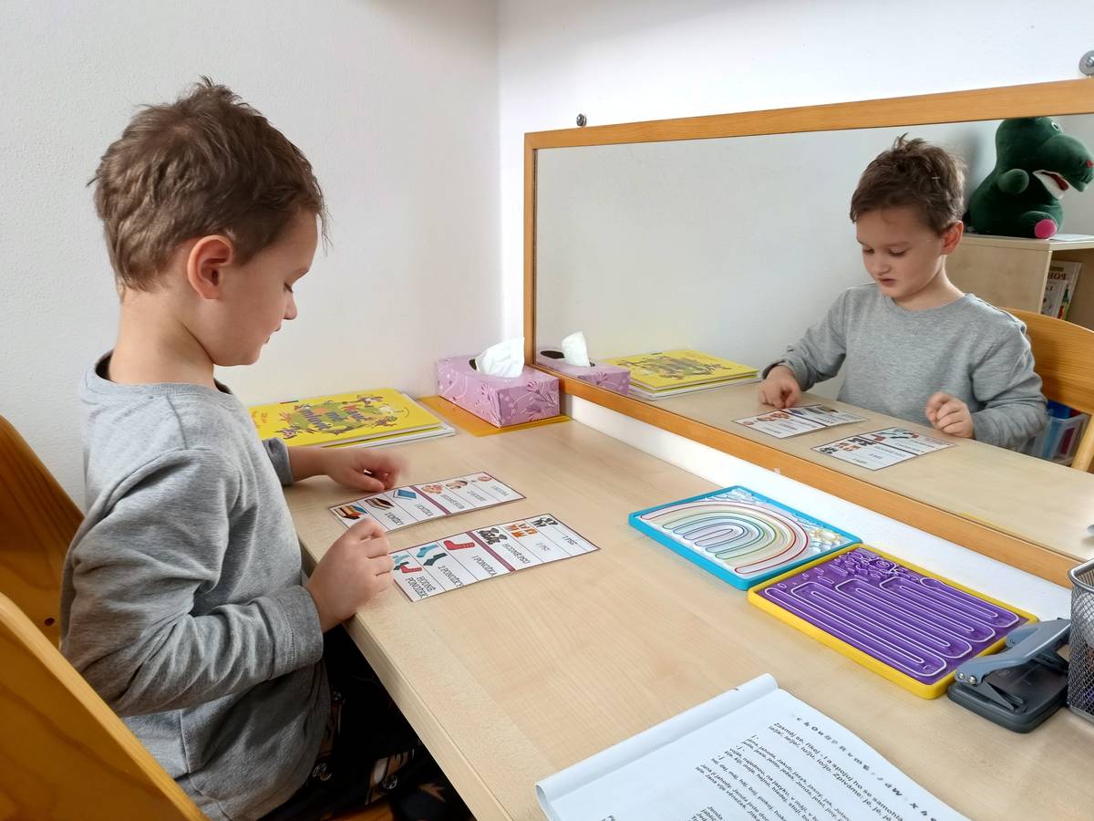 Má vaše dítě potíže s výslovností, potřebuje více času nebo klidnější prostředí pro rozvoj řeči? V Mateřské škole Severní nabízíme logopedickou třídu. Děti pracují v menším kolektivu. Řeč rozvíjíme hravou formou s důrazem na individuální přístup a bezpečné prostředí ve spolupráci s rodiči i odborníky.    Pokud hledáte místo, kde vaše dítě získá jistotu v komunikaci a lépe se připraví na další vzdělávání, rádi vás v MŠ Severní přivítáme. Bližší informace vám poskytneme na e-mailu severni@mshlucin.cz nebo na telefonním čísle 770 163 354.   #hlucin #mestohlucin #msseverni #logopedickatrida #logopedie