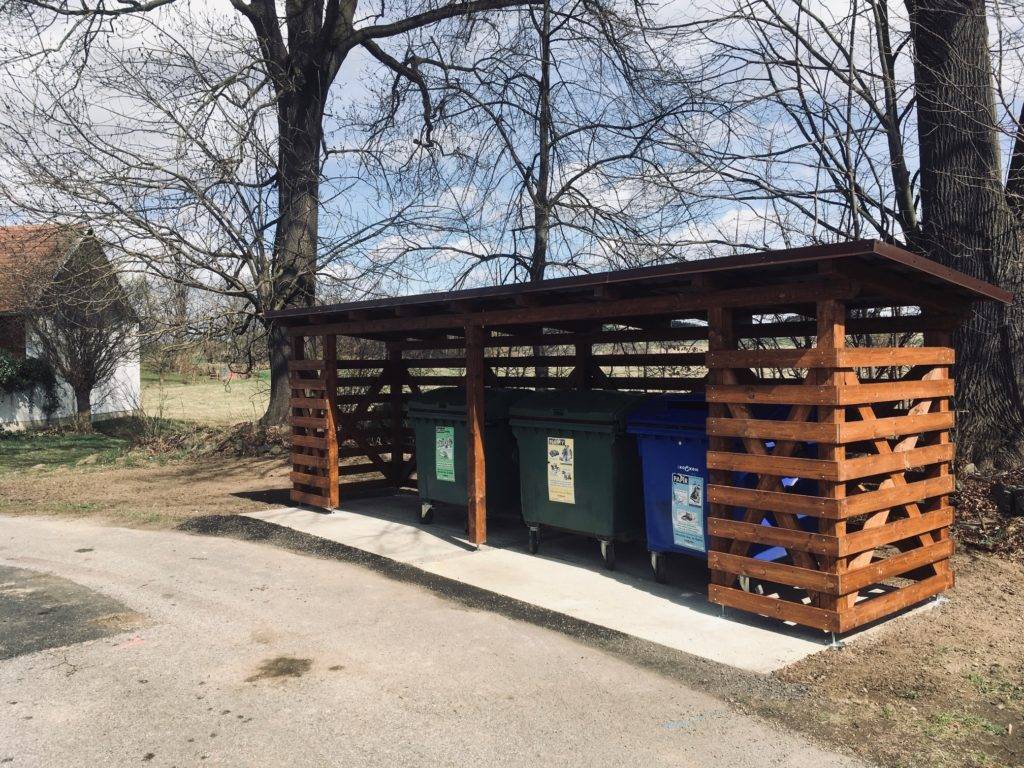 Nové přístřešky na tříděný komunální odpad, pro část obce Marčovice a Kakovice, byly zhotoveny v dubnu 2022.