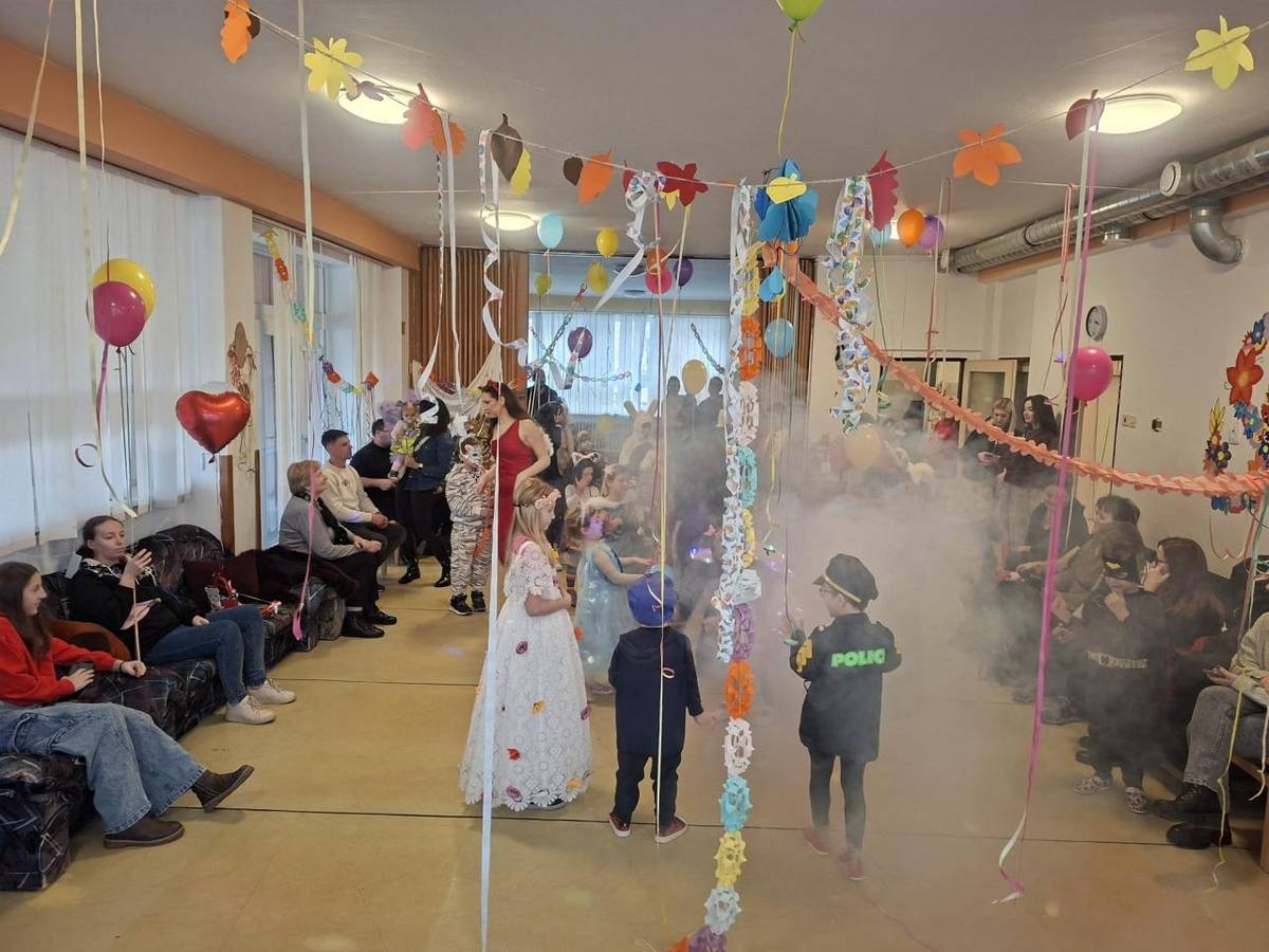 Každé z detí dostalo diplom a tiež sladkú odmenu.