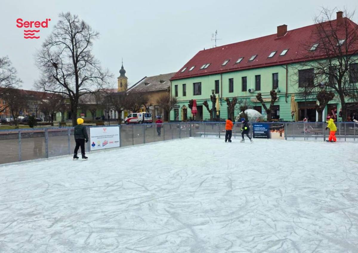 Vážení občania,  primátor mesta Sereď vás pozýva na verejné klzisko na Námestí slobody.