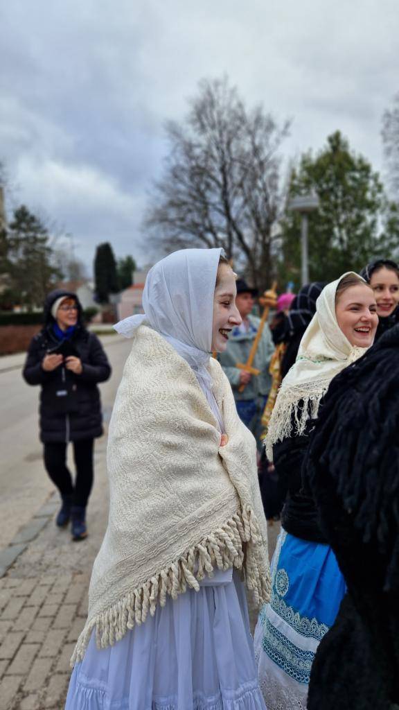 Mrazivé, veterné a naozaj nehostinné februárové popoludnie v nedeľu 15. februára však Piešťancov neodradilo. Napriek nepriaznivému počasiu si tradičné Pochovávanie basy prišli vychutnať desiatky návštevníkov. Účasť napokon príjemne prekvapila aj organizátorov.