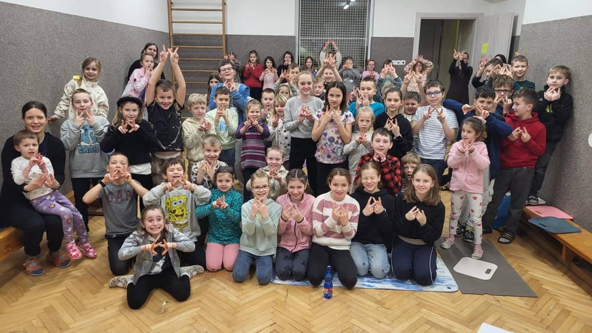 Naše škola zaměřila na téma wellbeing. Žáci se účastnili různých aktivit, jako je společná svačina, jóga, relaxace a meditace. Během těchto činností jsme se učili, jak zvládat nepříjemné pocity a diskutovali jsme o tom, jak se cítí každý z nás.