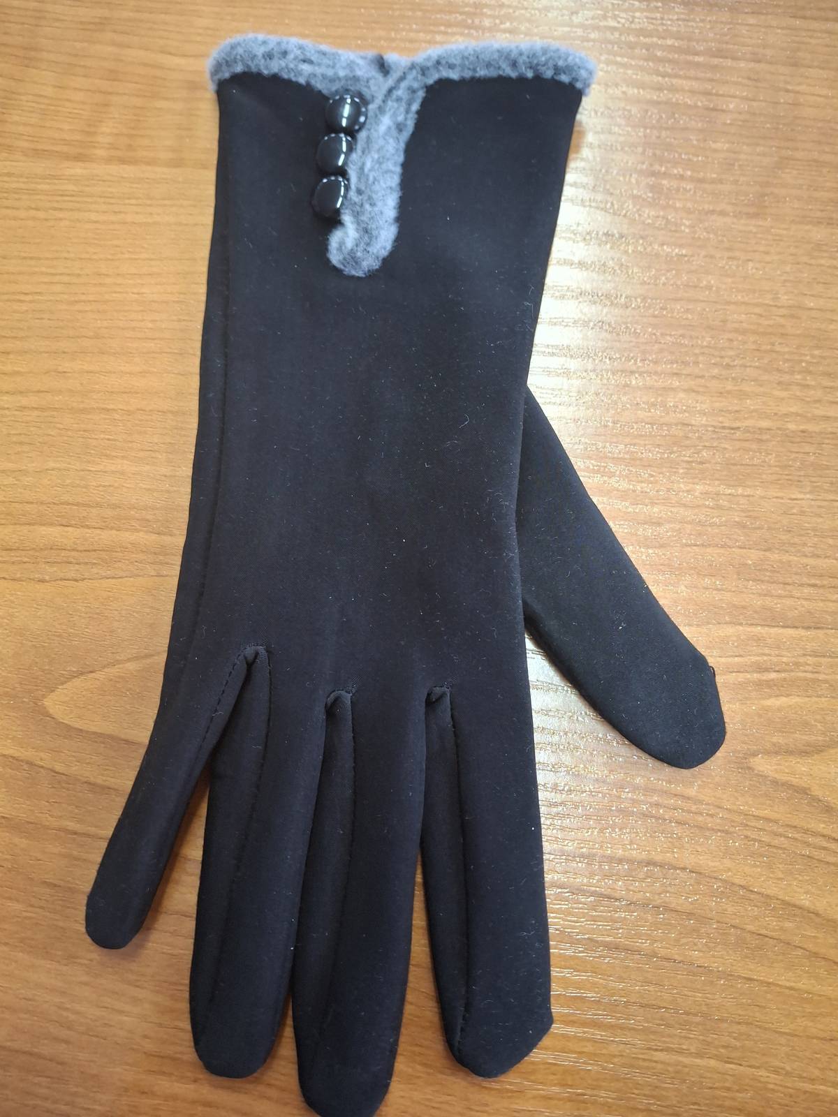 Komu chybí do páru? 1 rukavice k vyzvednutí v kanceláři městyse.