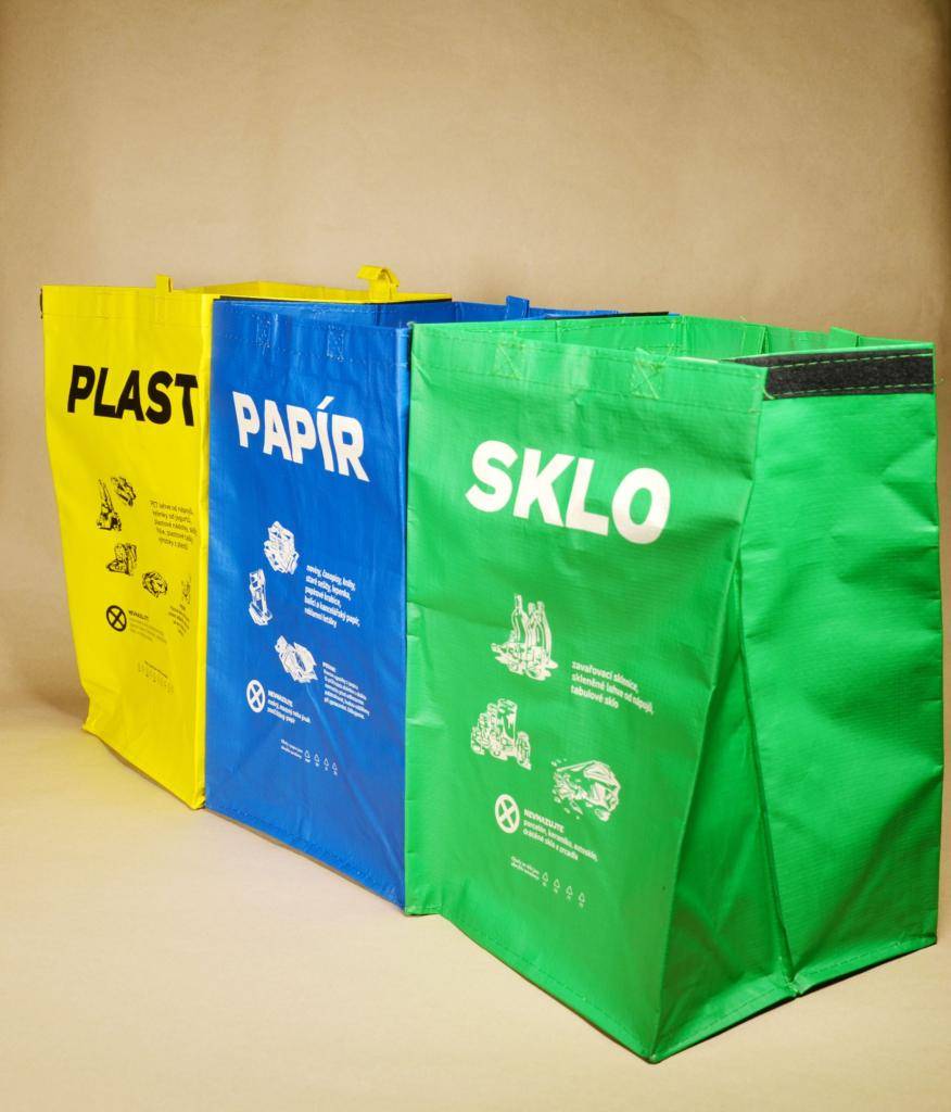 Vážení spoluobčané,  v souvislosti s novým systémem odpadového hospodářství, který je založen na podpoře třídění odpadu, zakoupila obec do každé domácnosti sadu tří omyvatelných tašek na plast, papír a sklo. Sadu je možné si zdarma vyzvednout v úředních hodinách na obecním úřadu.