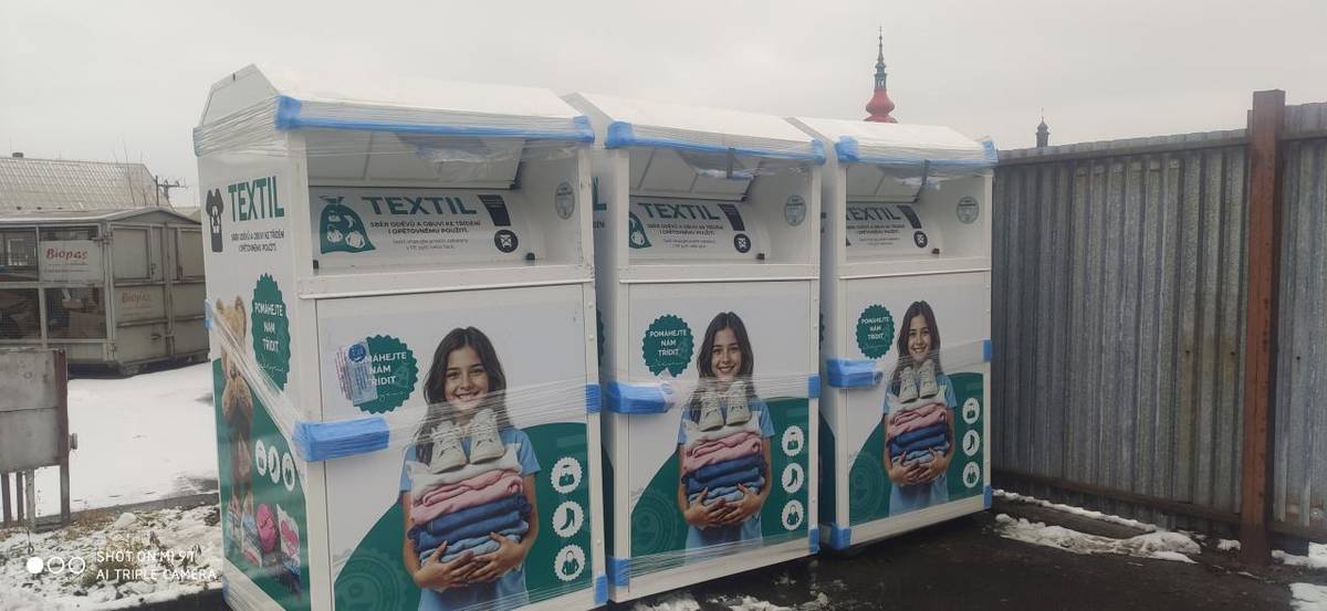 Změna odkládání starého textilu.  Nádoby (popelnice) na směsný komunální odpad jsou označeny štítkem z roku 2024 a jsou nadále v platnosti.