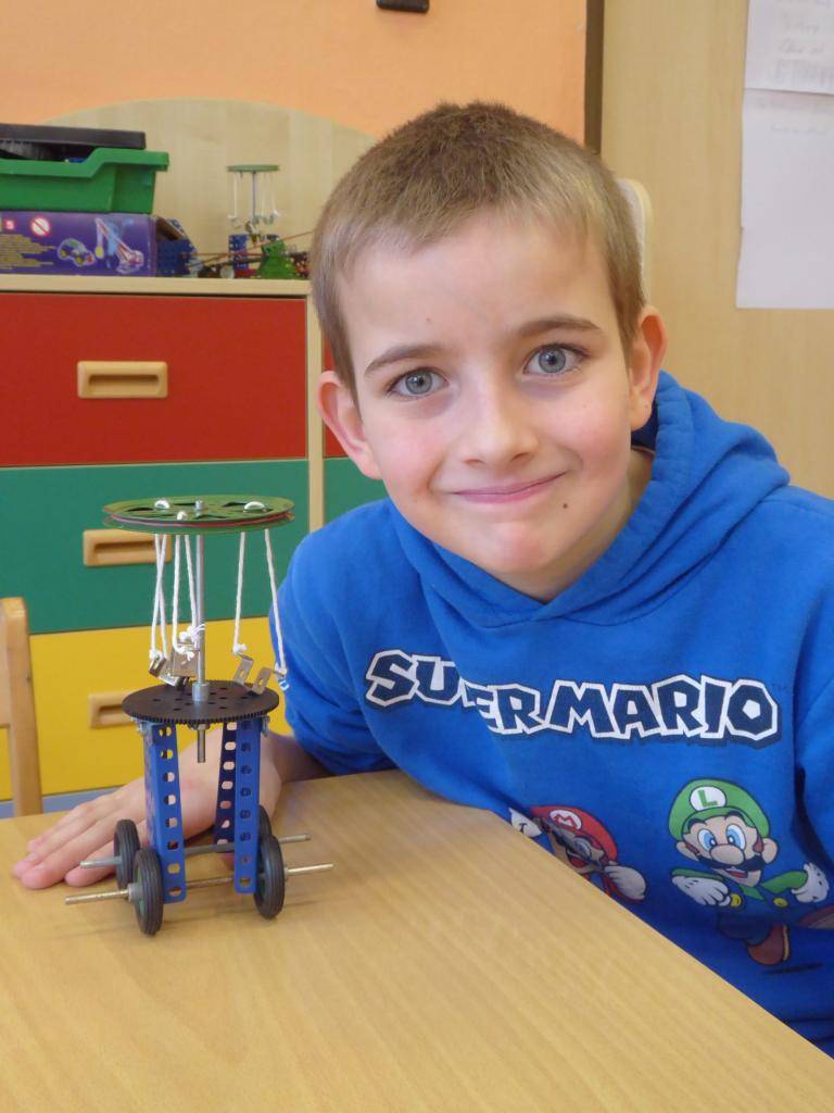 Jistě jste rychle pochopili, kdo byl jednou z večerníčkových postav, se kterou jsme se trochu více seznámili v lednu.   Podobný nápis by si ovšem klidně kromě nejznámějšího mravence mohly pověsit na dveře i děti z naší družiny. Nevěříte, tak koukněte na fotky.