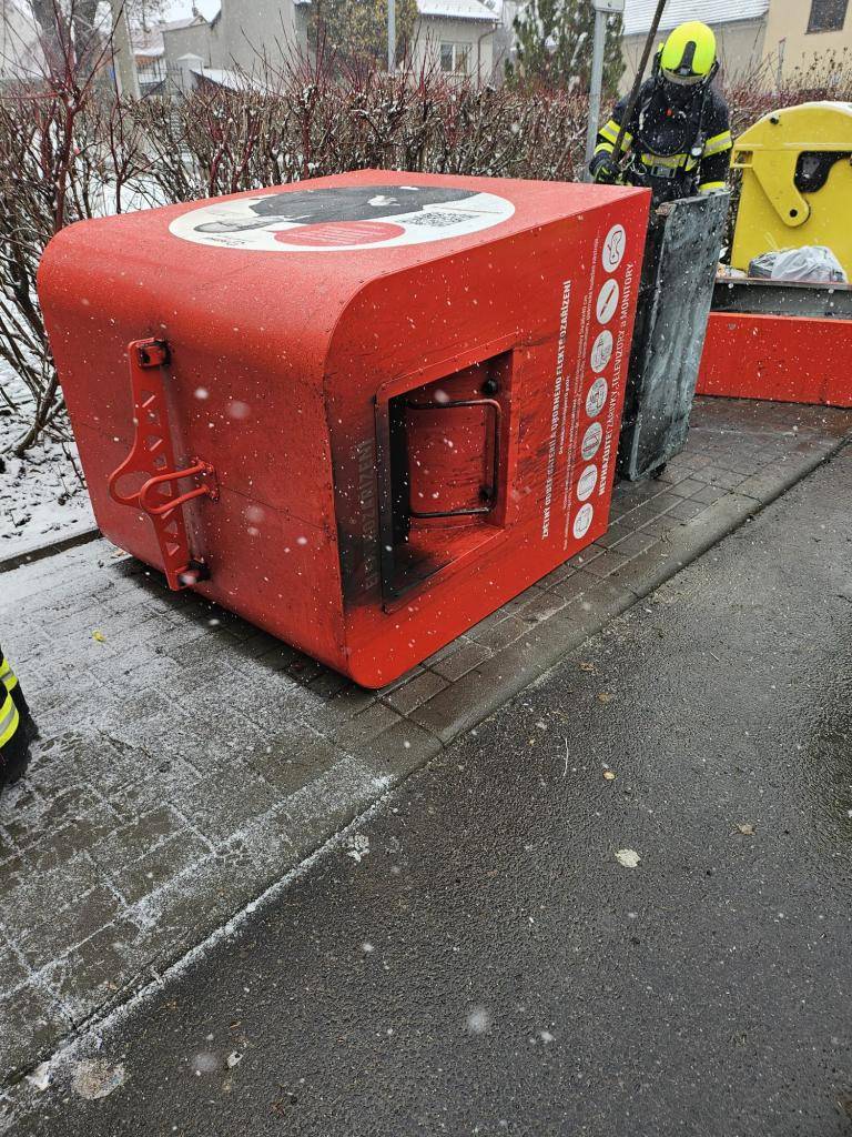 Dnes, tj. v pondělí 16.2.2026  kolem 14 hodiny, byl nahlášen požár  kontejneru na elektroodpad na ulici Dolní Valy, naproti budovy  pekárny. Příčiny vznícení nejsou známy. Na likvidaci požáru se podílely jednotky hasičů z Ivanovic na Hané a z Vyškova.