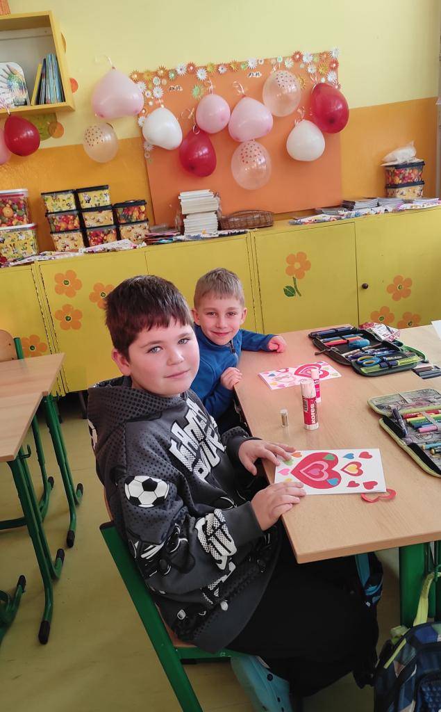 Jak je důležité mít někoho rád a jak dát lásku druhému najevo? To už děti z 2.B vědí. V pátek se pustily do vyrábění přáníček plných srdíček. Tato přáníčka pak putovala   do správných rukou a dělala obrovskou radost...