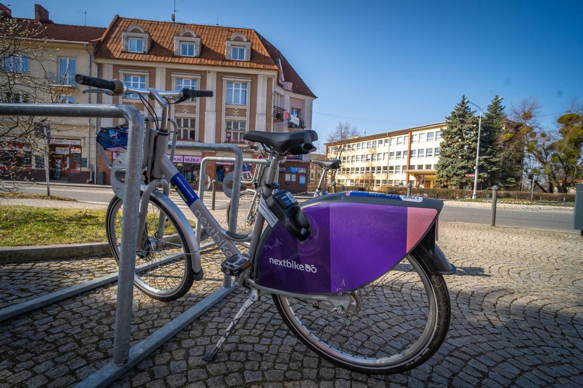 Další ročník již tradiční únorové soutěže Design Bike je v plném proudu. Nápady a návrhy na nový originální vzhled sdílených kol Nextbike, která mohou od března do listopadu využívat i lidé ve Frýdku-Místku, lze podat do konce února. Nemusí jít o hotové digitální dílo, stačí i skica, ilustrace. Čtěte na webu města: NOVÝ VZHLED PRO KOLA NEXTBIKE VE FRÝDKU-MÍSTKU? NÁVRH LZE PODAT DO KONCE ÚNORA | Frýdek-Místek Více informací o soutěži zde: Zapoj se do Design Bike 2026 a navrhni custom nextbike kolo - nextbike Czech Republic