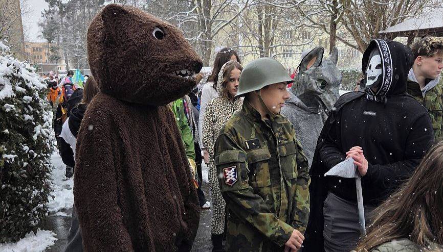 Zlín – Malenovice dnes ožily dětským smíchem, zpěvem a barevnými maskami. Žáci místní Základní školy v ulici Svobody uspořádali první školní masopustní průvod a pokusili se tak založit novou školní tradici.