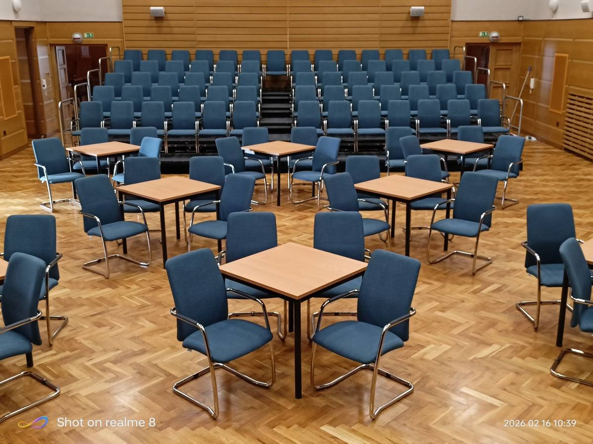 Vyšší divácký komfort, větší kapacita – to nabízí od 16. února nová elevace v sále Městského kulturního střediska Vimperk. Vyvýšené hlediště v zadní části sálu nově poskytne divákům 5 řad místo 4 a hlavně má každá řada sedadel vlastní stupeň. Původní elevace sestávala ze dvou stupňů pro dvou řadách ve stejné úrovni.