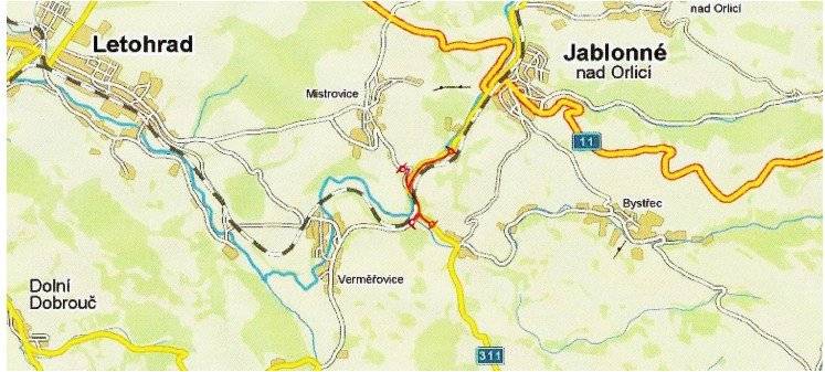 Na základě rozhodnutí Městského úřadu Žamberk, odboru správního a dopravy, čj. MUZBK-60547/2023 a MUZBK-58888/2023/03, ze dne 24.11.2023, má organizace, Českomoravský štěrk a.s., při provádění trhacích prací v lomu Jablonné povoleno provádět úplnou krátkodobou uzavírku silnic II/311, II/3118 a III/3119 v prostoru bezpečnostního okruhu uzavíraného při provádění těchto trhacích prací (platnost do 31.12.2028). Uzavírku uvedených silnic při provádění odstřelů budou zajišťovat proškolení pracovníci firmy Explosia a.s. (ČMŠ a.s.), odění v reflexních vestách. Uzavírka silnic bude provedena pouze na dobu nezbytně nutnou (celkem max. 30 minut) a to v době plánované výluky tratě Správy železnic, v časovém úseku od 10:15 do 11:45 hodin. Přesný termín zahájení provedení vlastního odstřelu a tedy i počátku uzavírky uvedených silnic je závislý na souhlasu a rozhodnutí odpovědného pracovníka Správy železnic o zahájení výluky koleje a není nikomu dopředu přesně znám. Na základě uvedeného rozhodnutí MěÚ Žamberk a výše uvedených informací, Vám tímto oznamujeme provádění trhacích prací a s tím související konání úplné krátkodobé uzavírky silnic :   Dne 26.2.2026, bude v lomu Jablonné, společnosti Českomoravský štěrk a.s., v době od 10:10 do 11:10 hodin, proveden  clonový odstřel č. 143JAB. V době odstřelu bude na dobu cca 20 minut provedena úplná uzavírka silnic II/311, II/3118 a II/3119. Prostor uzavírky silnic je vyznačen na připojené mapce. Děkujeme Vám za respektování tohoto bezpečnostního opatření.