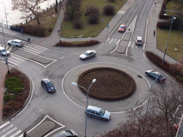 Obce s rozšířenou působností mohou - díky novele zákona - začít likvidovat registrační značky vozidel, které jsou dlouhodobě uložené v depozitu a jejichž vlastníci o jejich zachování nepožádali. Opatření se bude týkat vozidel vyřazených z provozu před 1. březnem 2023 a jeho cílem je uvolnit přeplněné sklady úřadů. Vlastníci, kteří chtějí značku zachovat, musí nejpozději do konce února podat žádost na úřadě, kde je značka uložena. Registrační úřady už evidují téměř 17 tisíc žádostí.