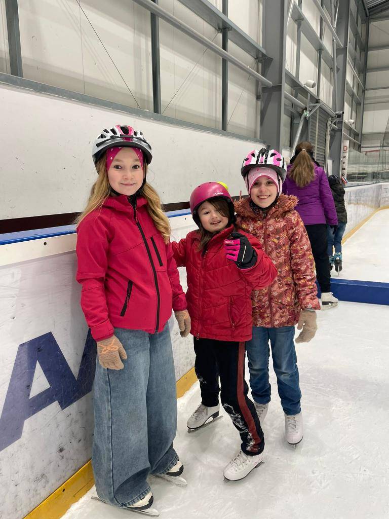 V pátek 13. jsme smůle na bruslích ujeli. Všichni společně jsme si užili sportovní dopoledne na zimním stadionu v Čáslavi. Vrátili jsme se otlučení, ale s dobrou náladou :-).